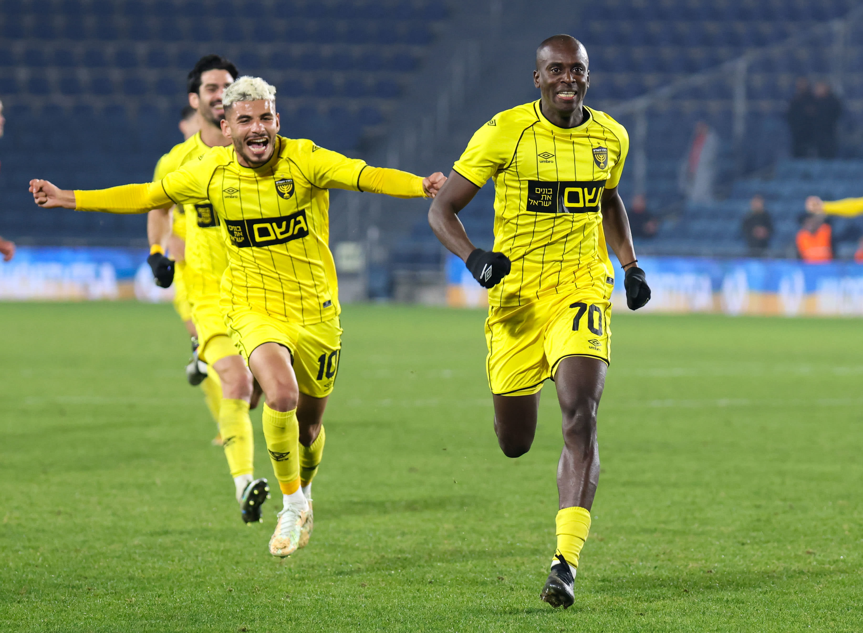 דנילו אספרייה עם בר כהן שחקני בית"ר ירושלים חוגגים