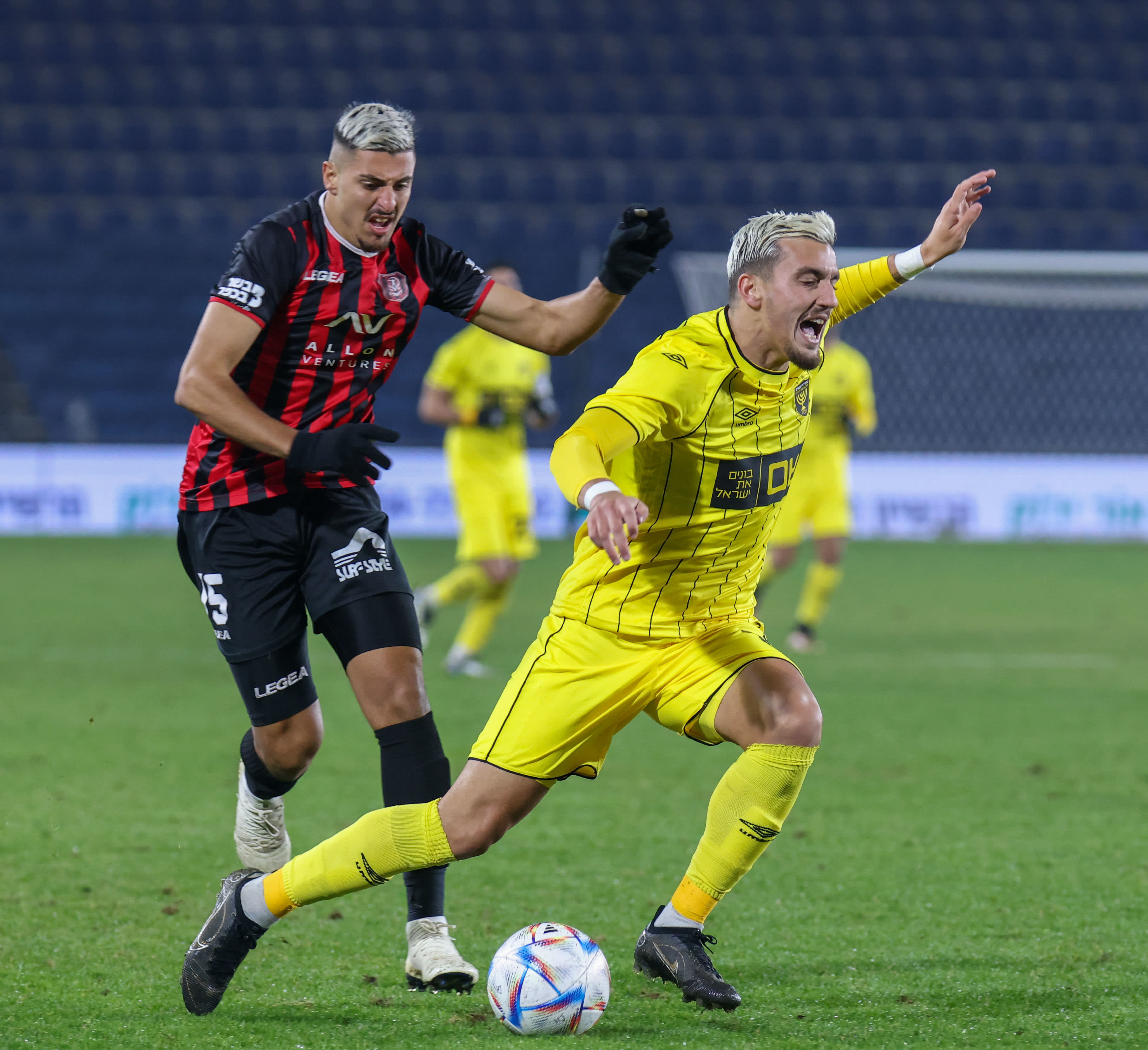 ירדן שועה שחקן בית"ר ירושלים לפני אופק ביטון שחקן הפועל ירושלים