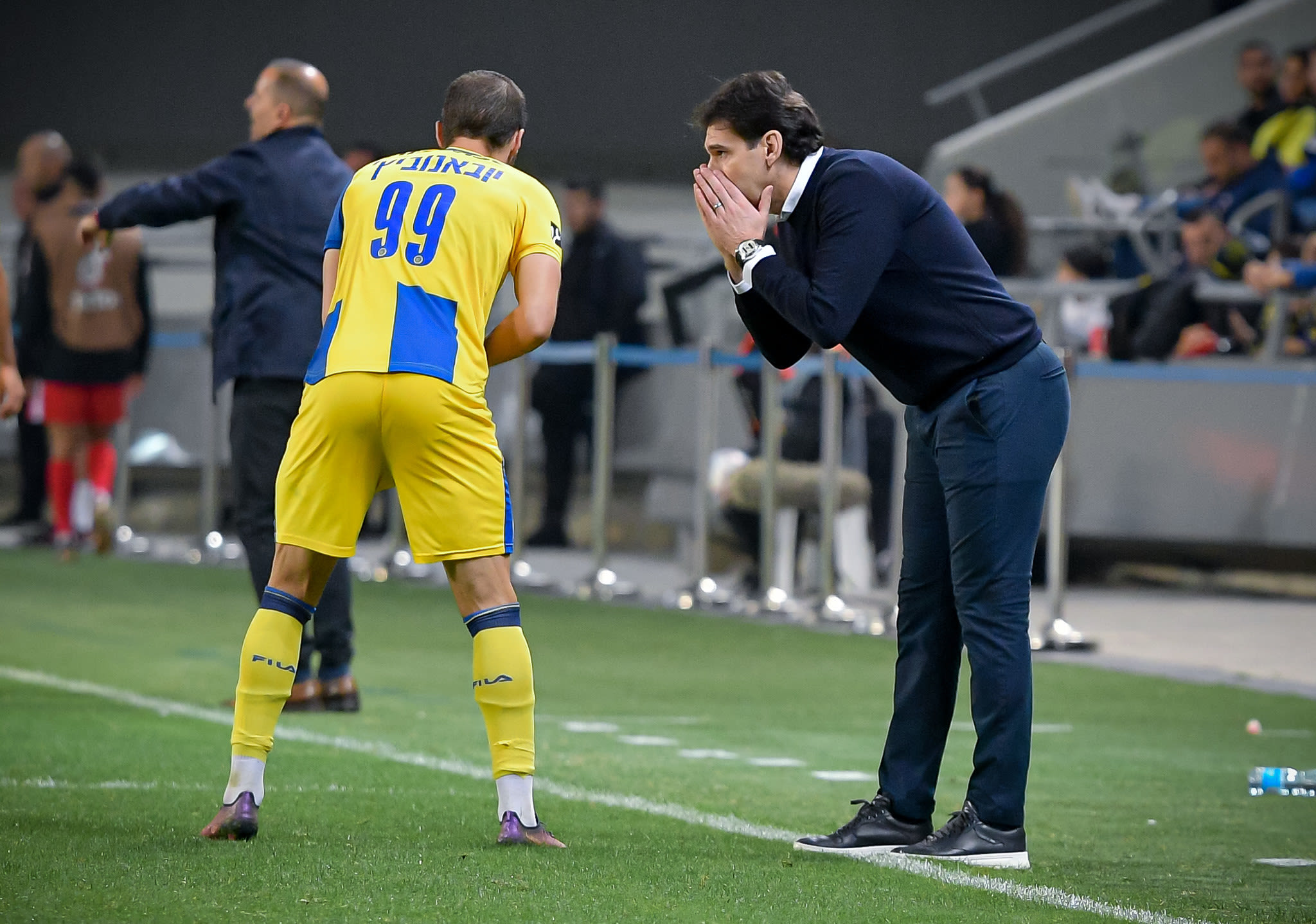 אייטור קראנקה מאמן מכבי תל אביב מתדרך את ג'ורג'ה יובאנוביץ'