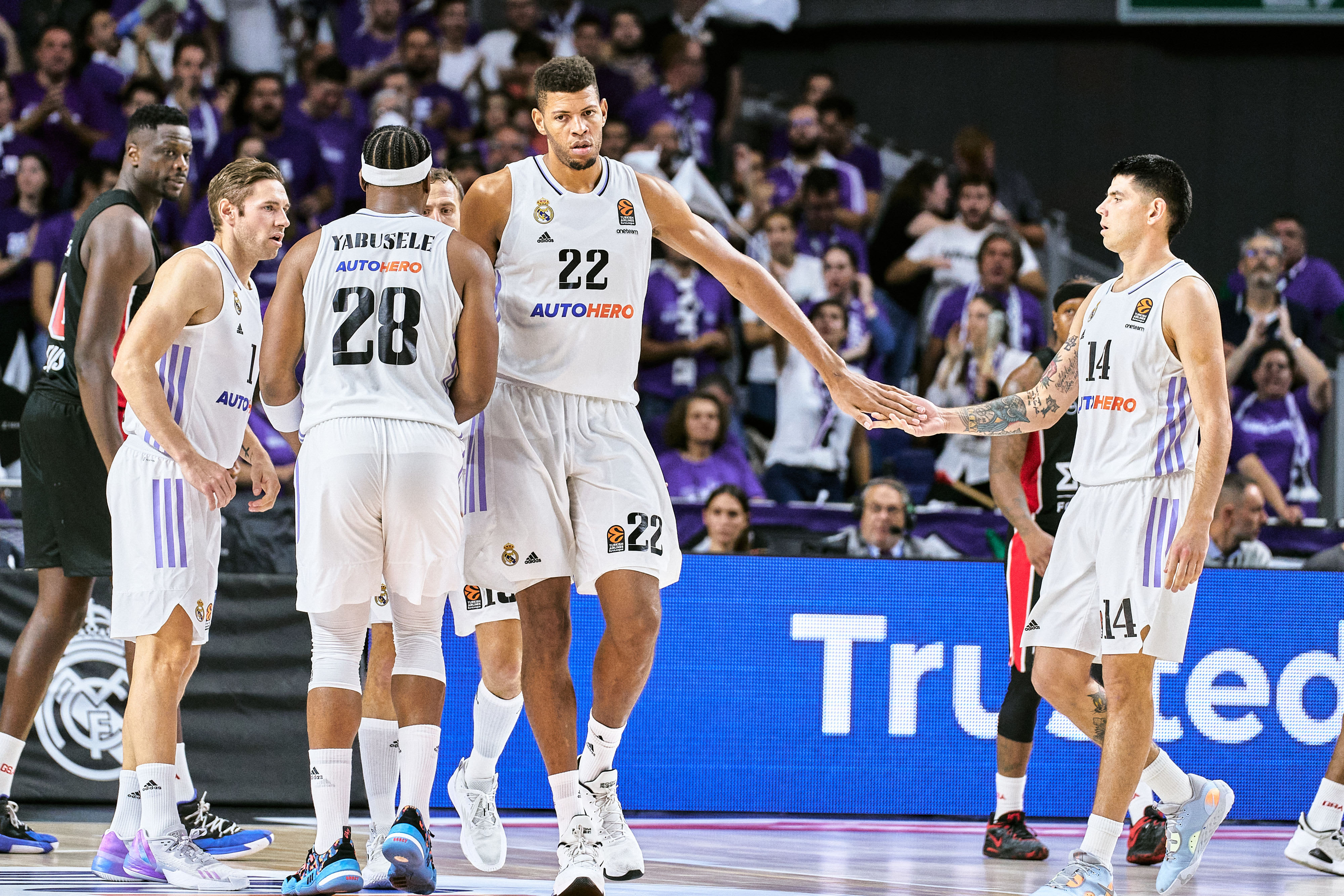 שחקני ריאל מדריד עם אדי טבארס