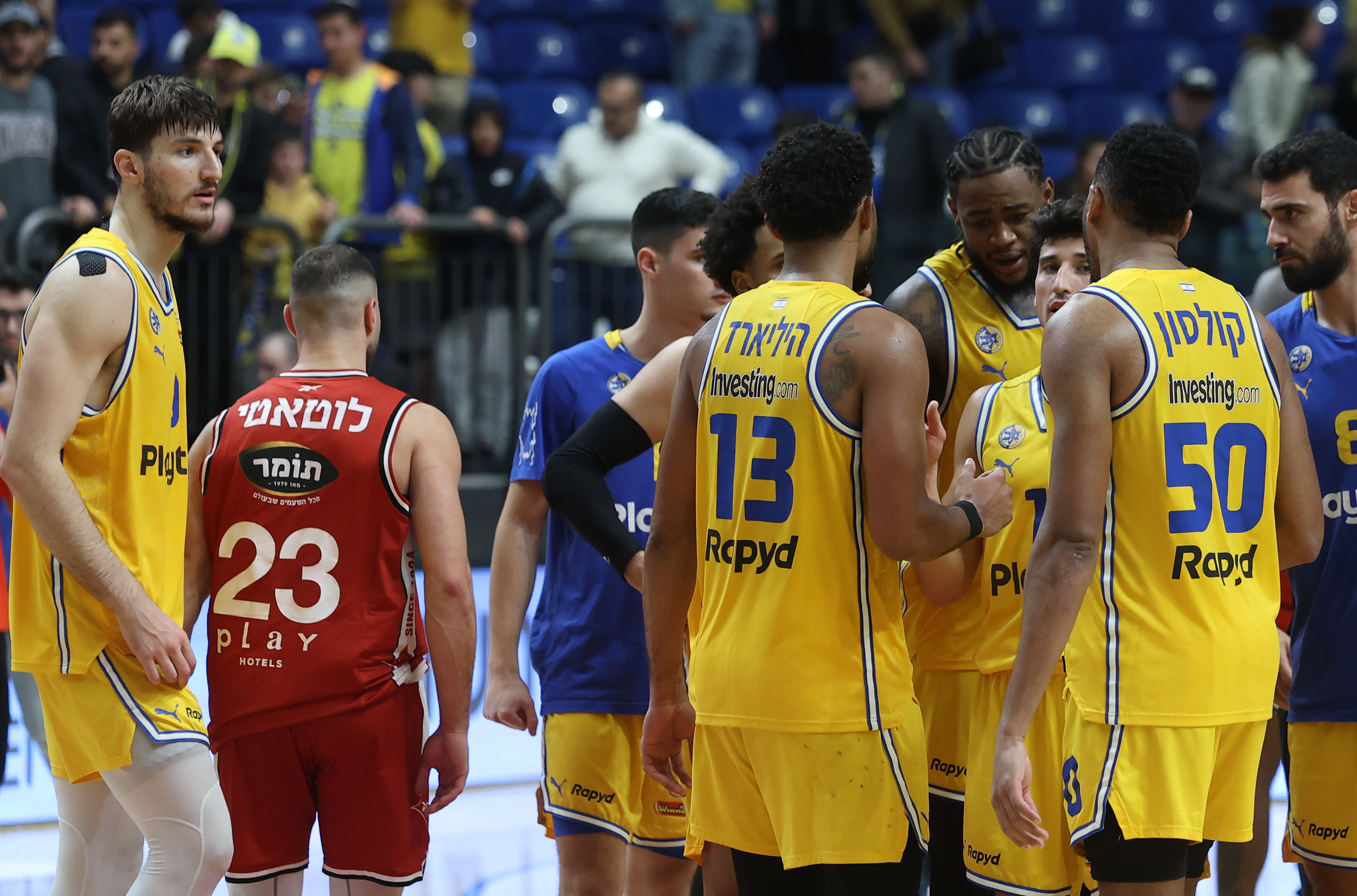 רומן סורקין ושחקני מכבי תל אביב במשחק מול הפועל חיפה