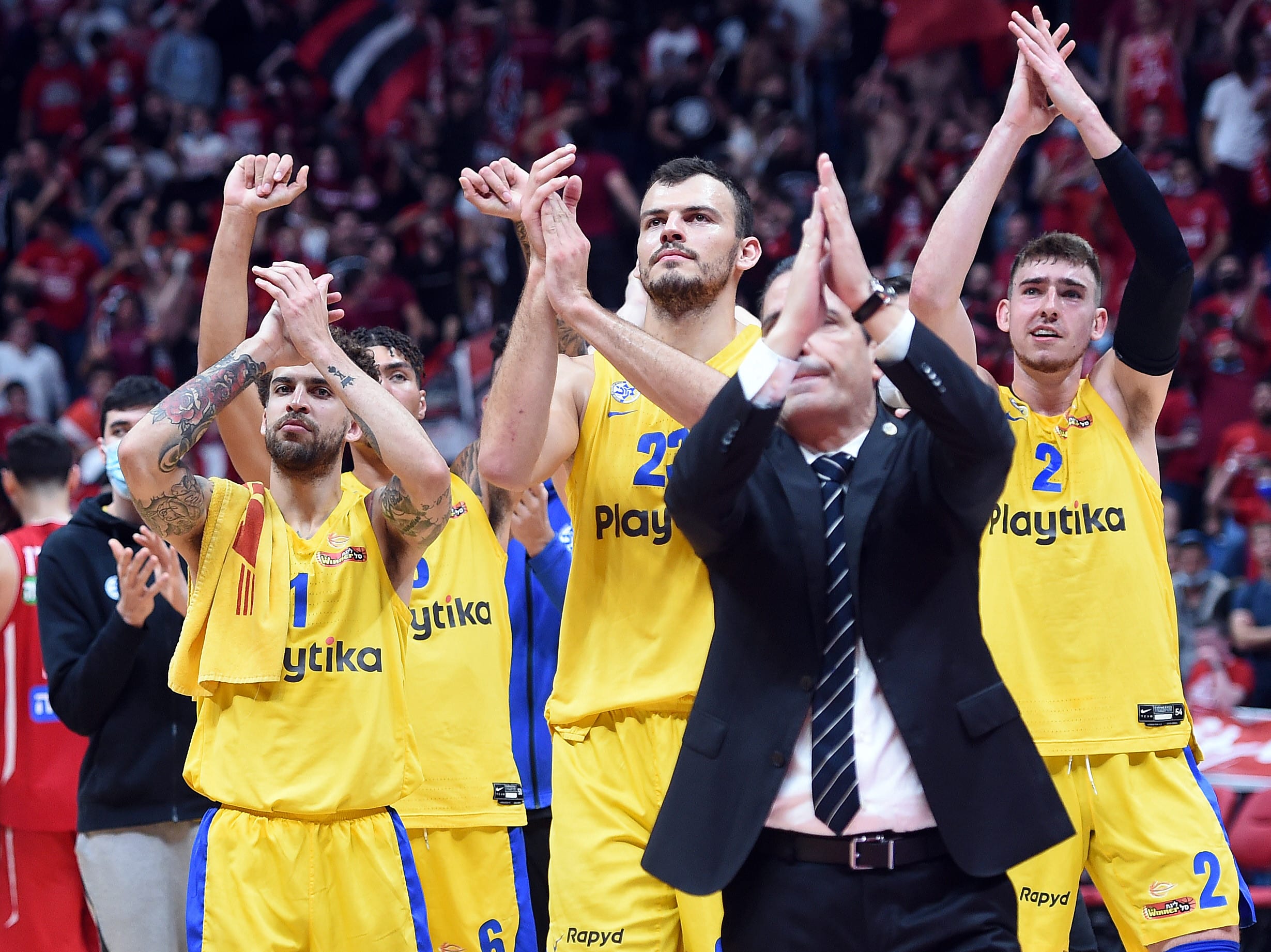 שחקני מכבי תל אביב עם המאמן יאניס ספרופולוס