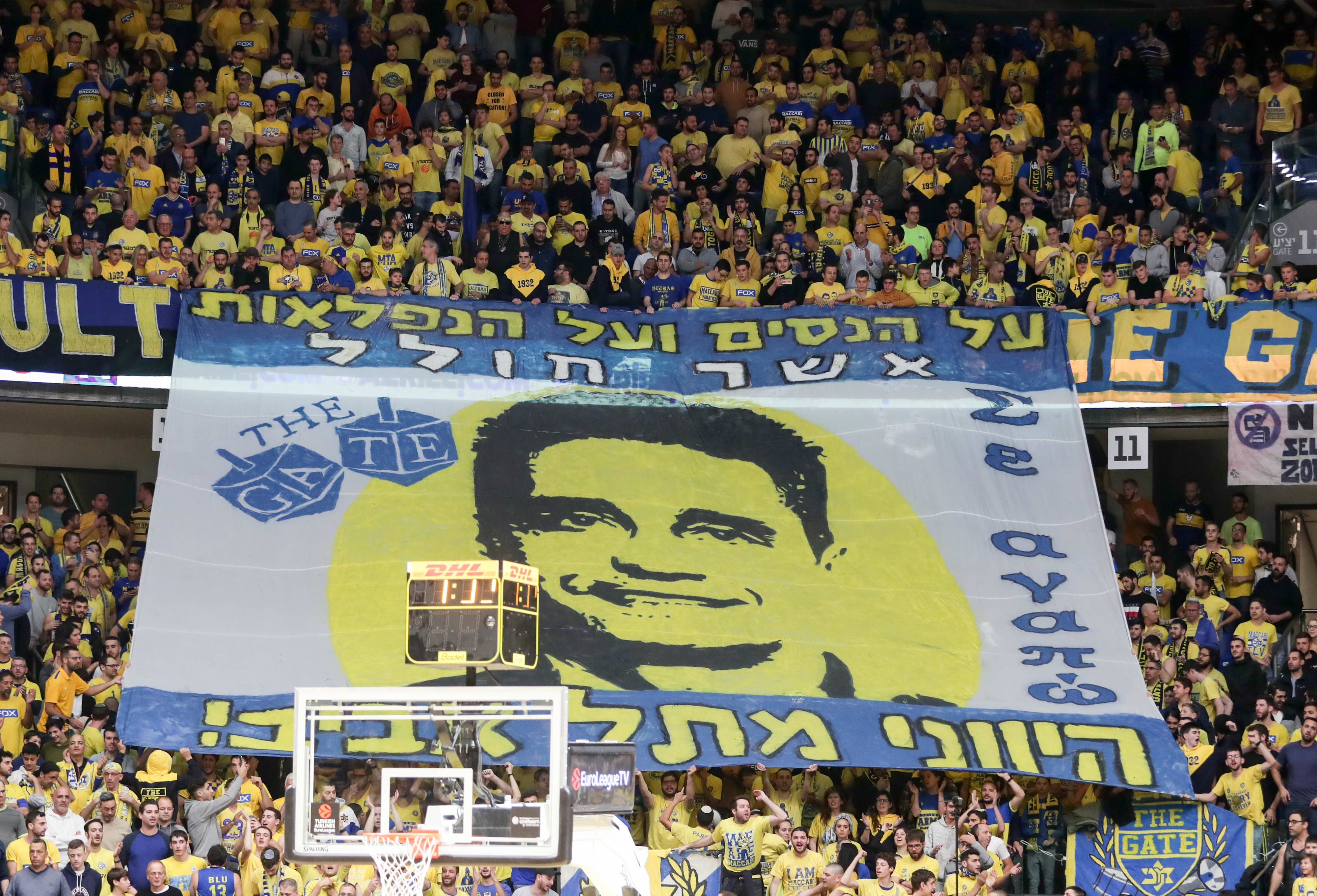 אוהדי מכבי תל אביב עם שלט לכבוד יאניס ספרופולוס