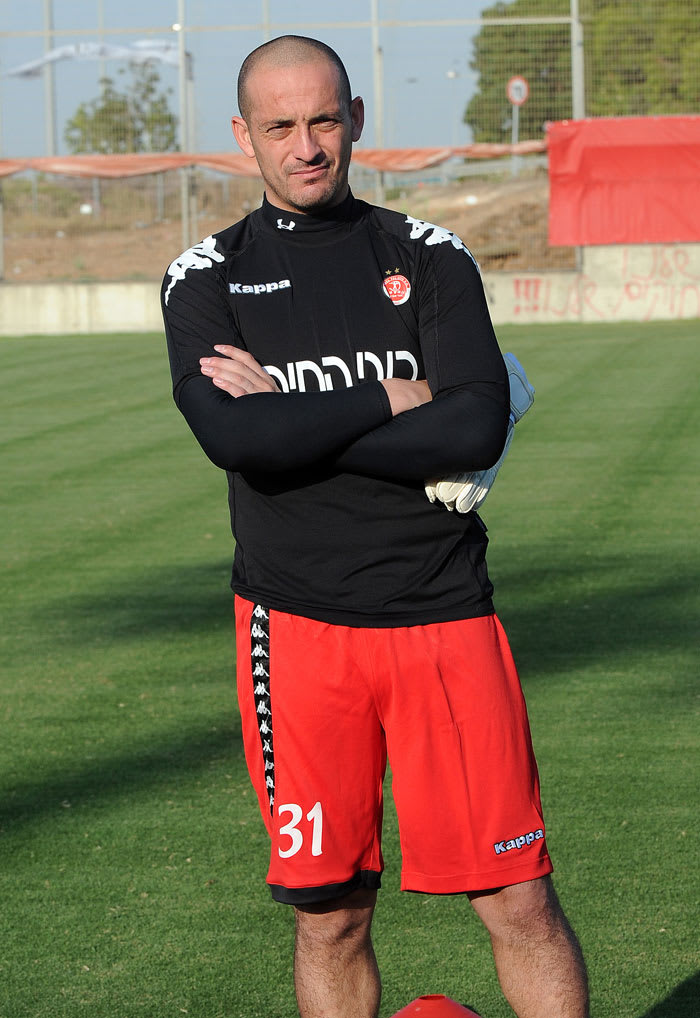 שוער הפועל תל אביב אדוארדו לובוס