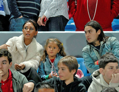 חלוץ הפועל תל אביב מנואל ניירה עם אישתו פמלה דיאז