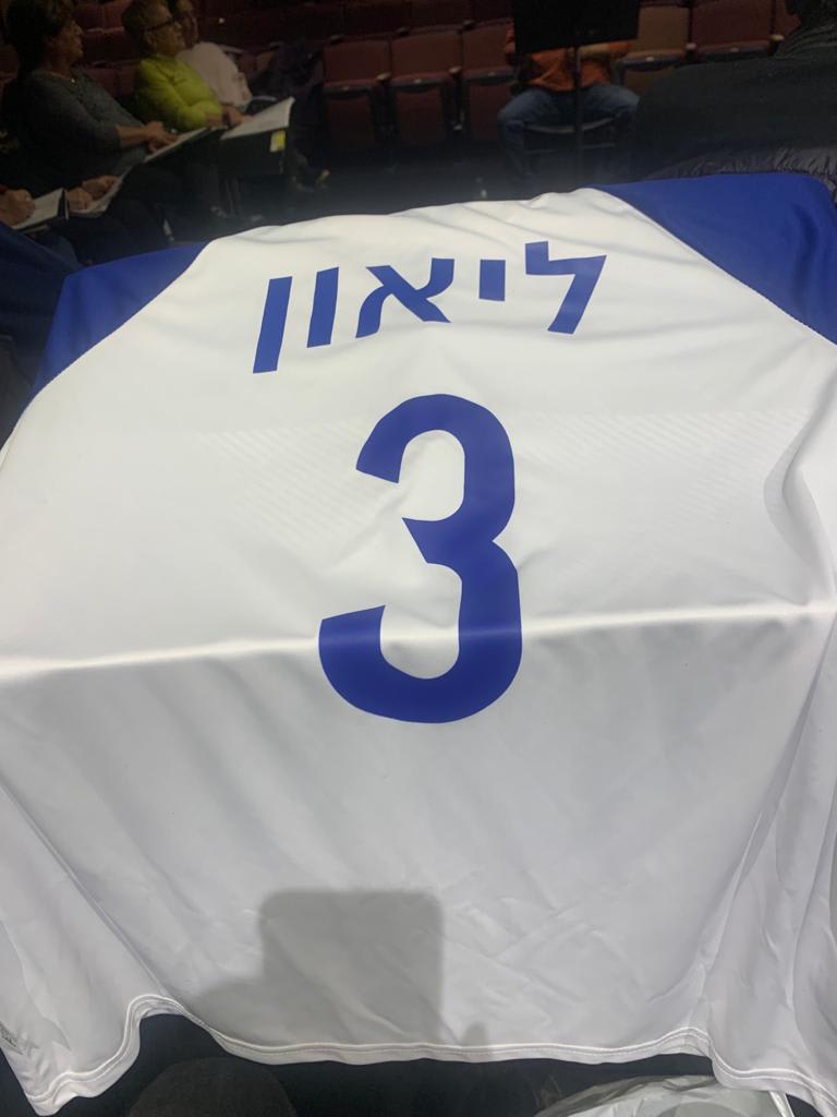 החולצה של מוצי ליאון שחקן העבר של מכבי יפו ונבחרת ישראל