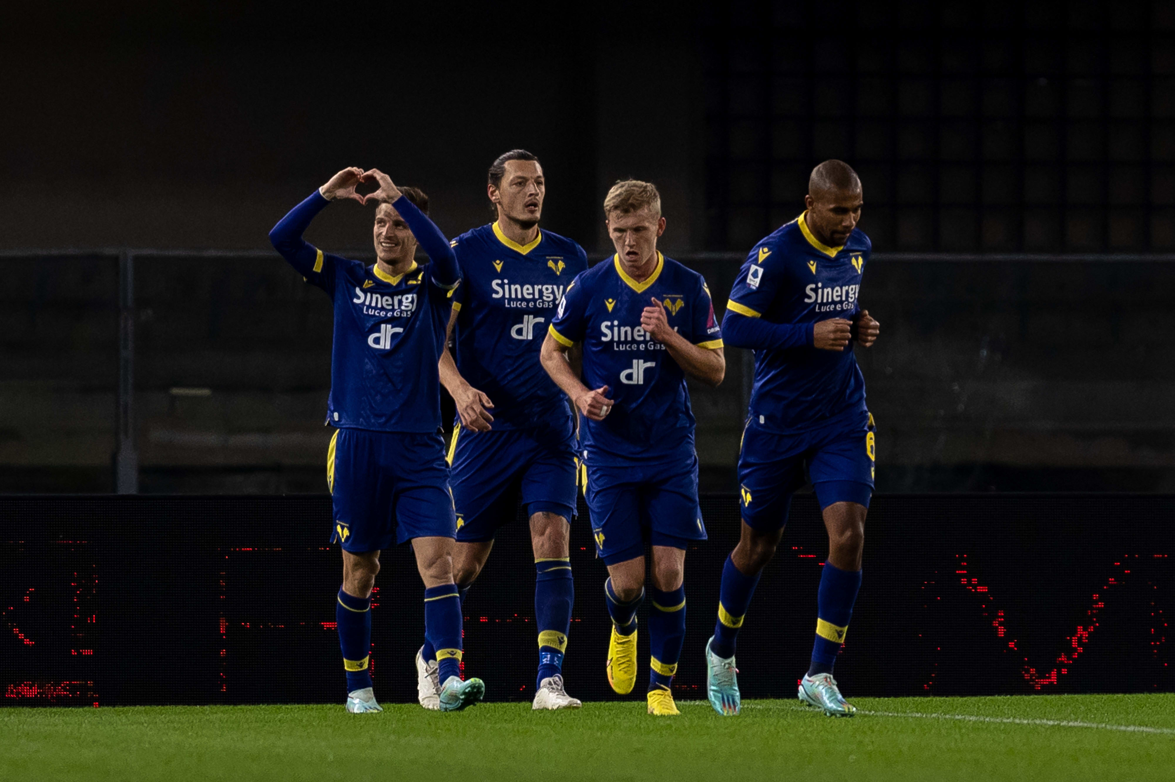 שחקני ורונה חוגגים עם דרקו לאזוביץ'