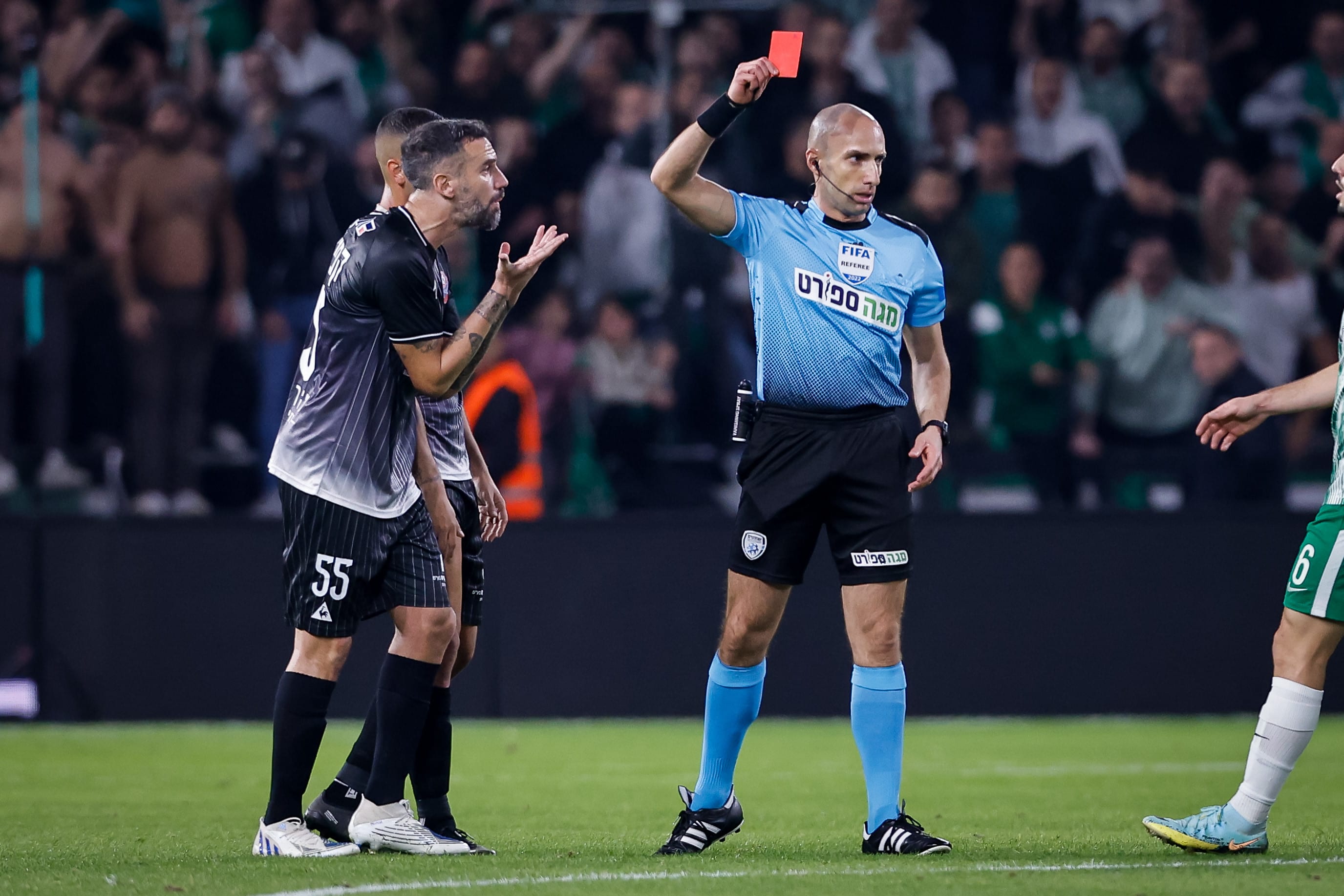 השופט גל לייבוביץ' שולף כרטיס אדום לעבר גל אראל שחקן הפועל חיפה, ביניהם ניסו קפילוטו