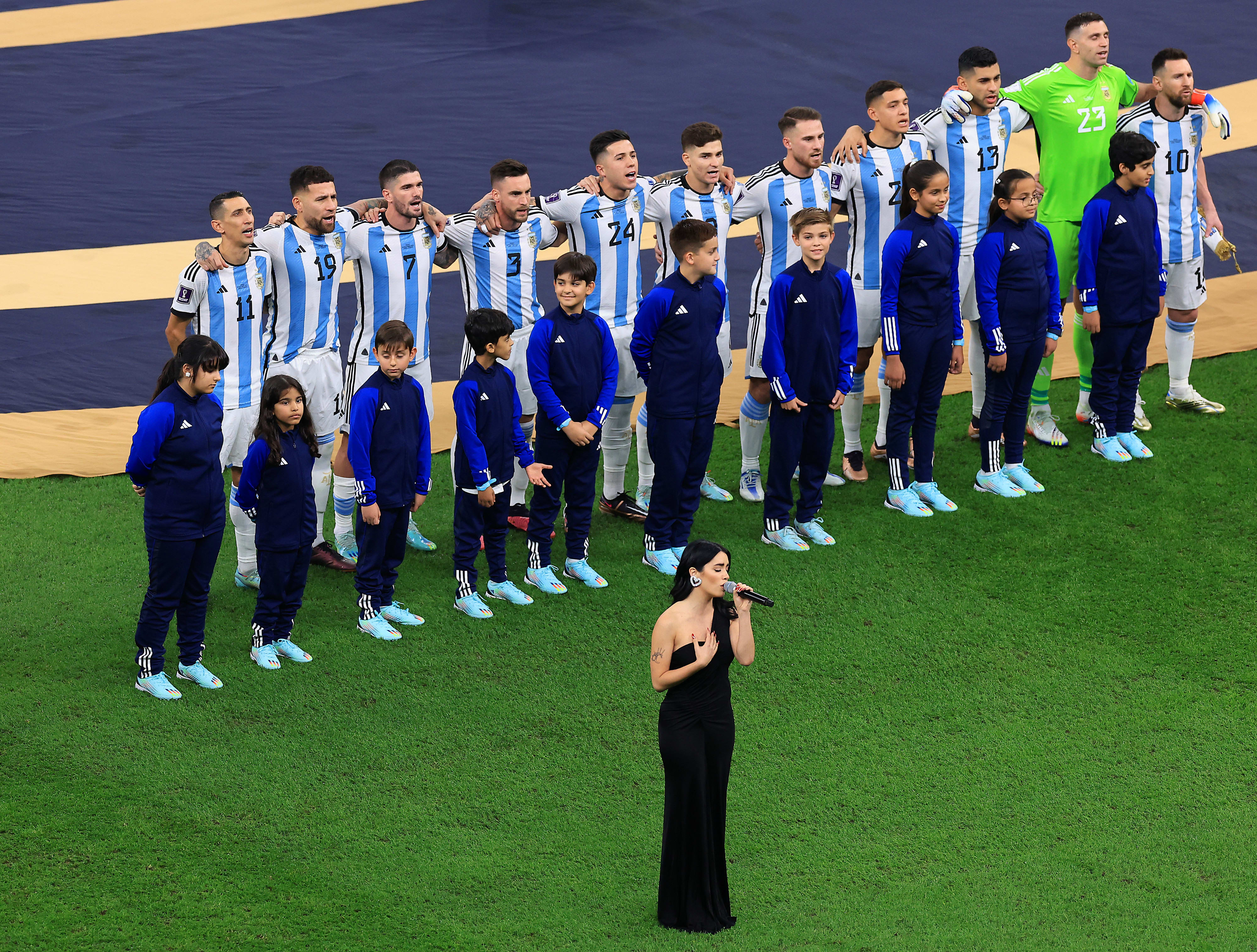 הזמרת לאלי שרה את המנון ארגנטינה לפני גמר המונדיאל בקטאר