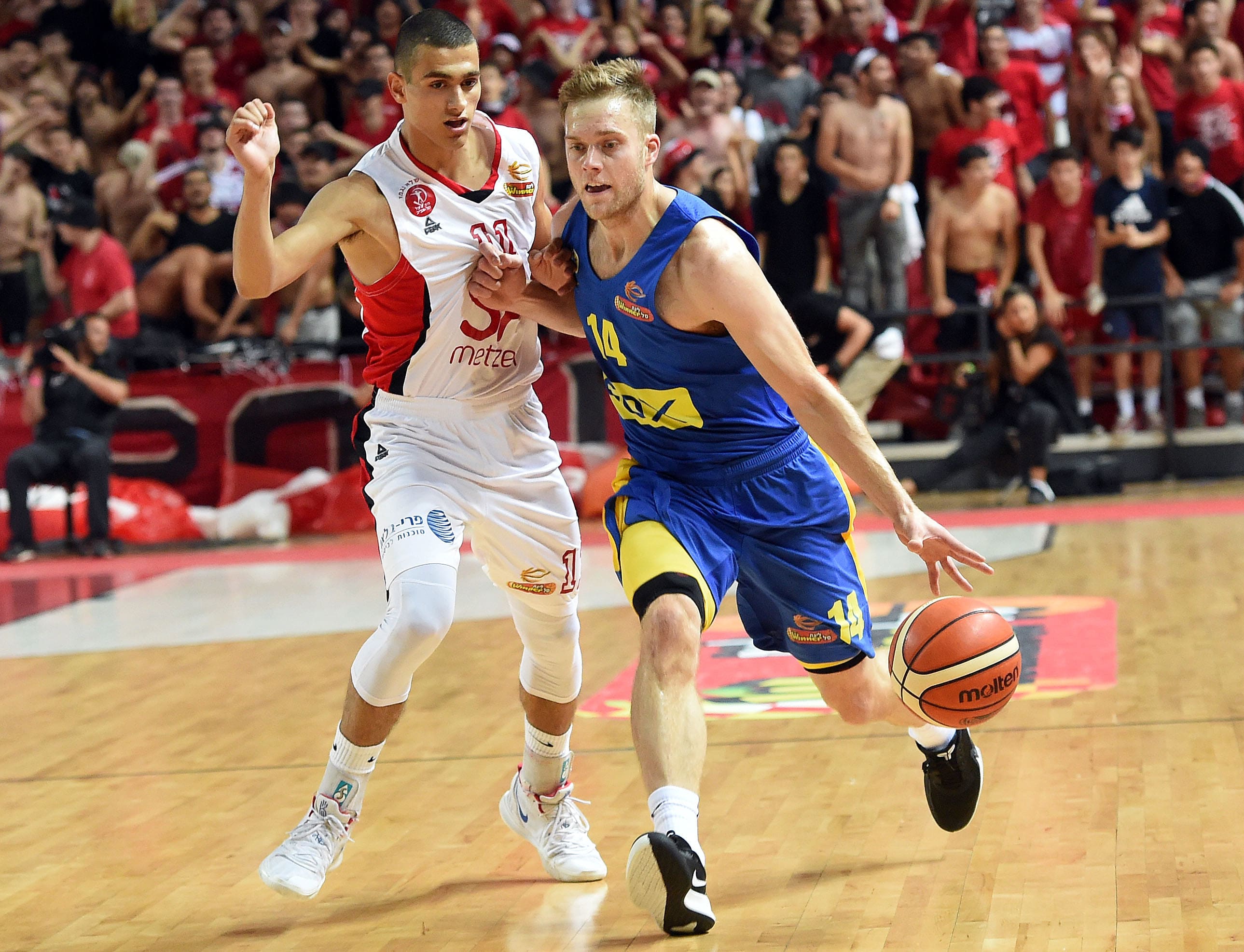 שחקן מכבי תל אביב נייט וולטרס מול שחקן הפועל תל אביב ים מדר