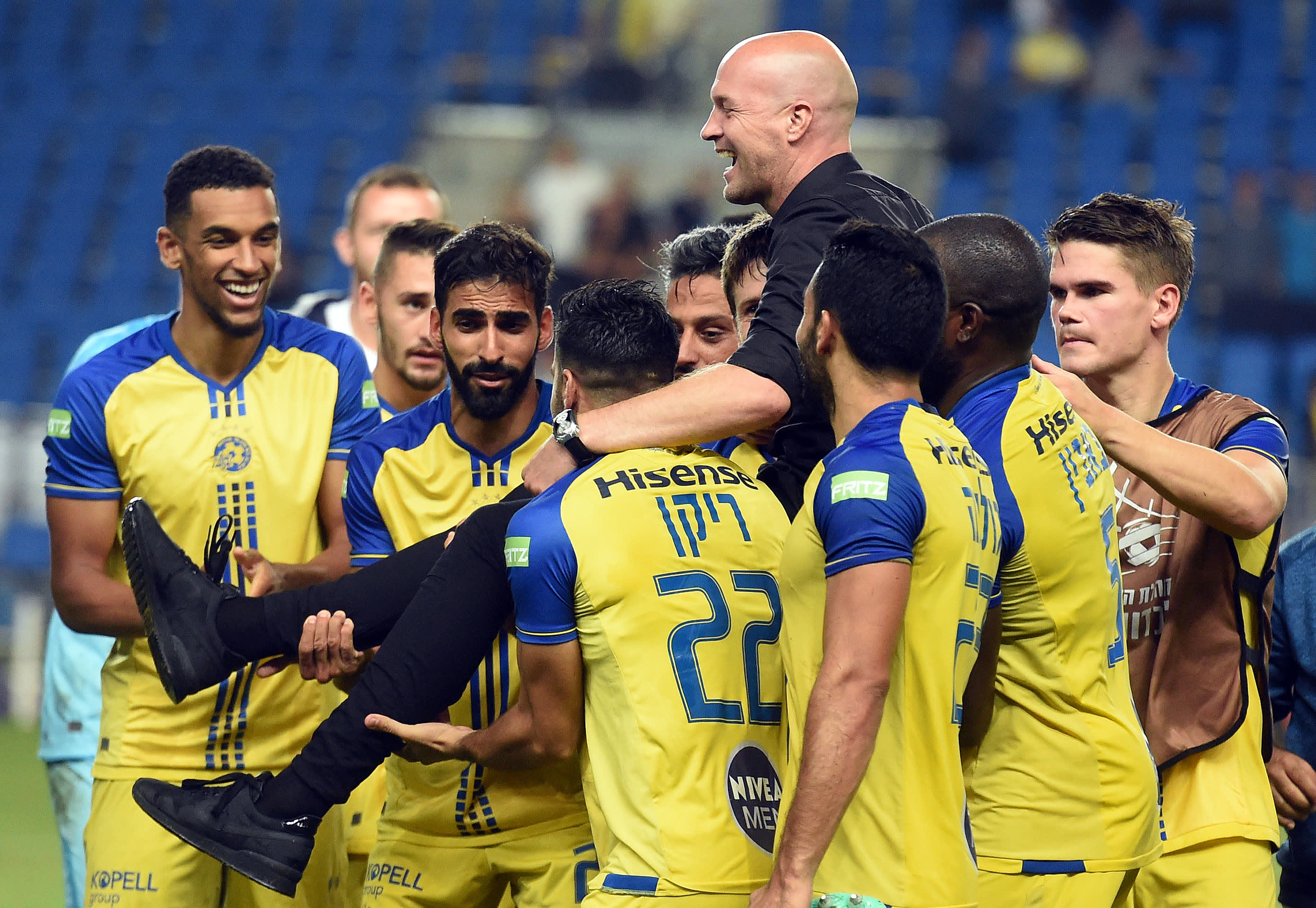 שחקני מכבי תל אביב מניפים את ג'ורדי קרויף