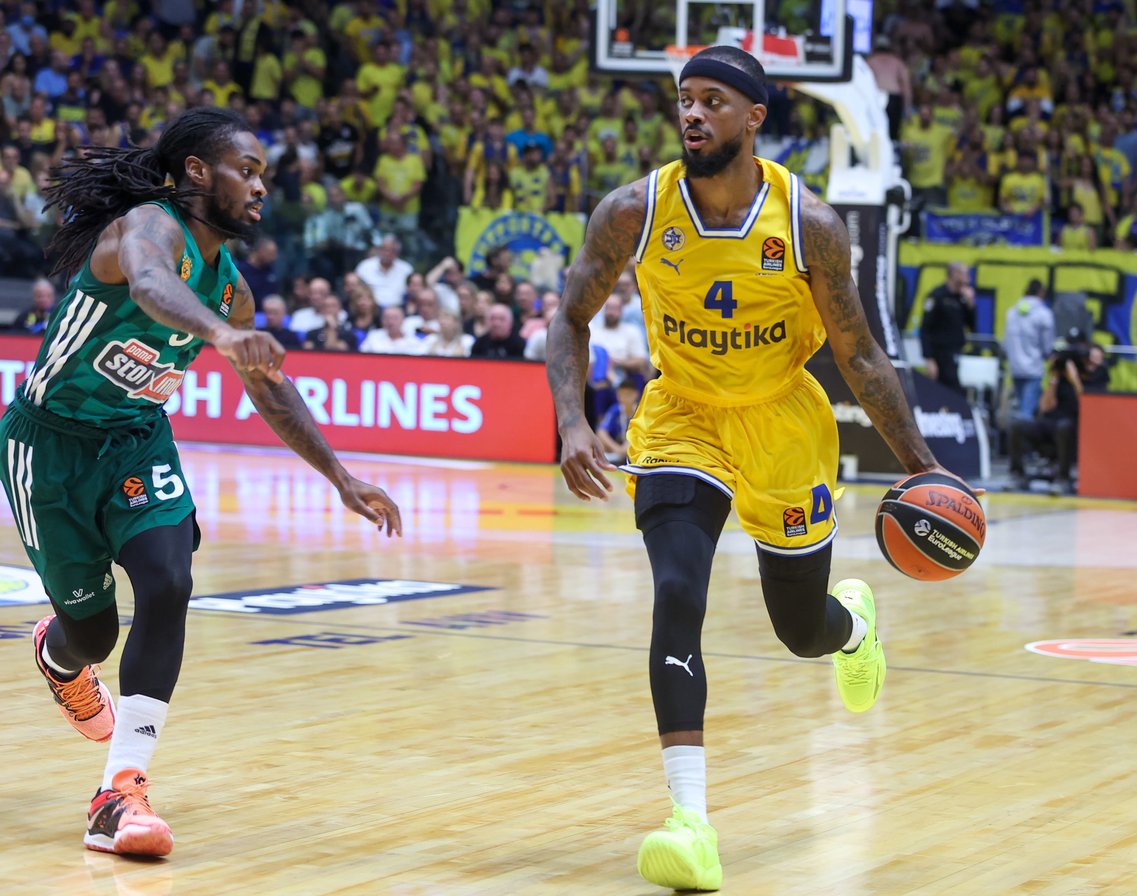 שחקן מכבי תל אביב לורנצו בראון מול שחקן פנאתינייקוס פאריס לי