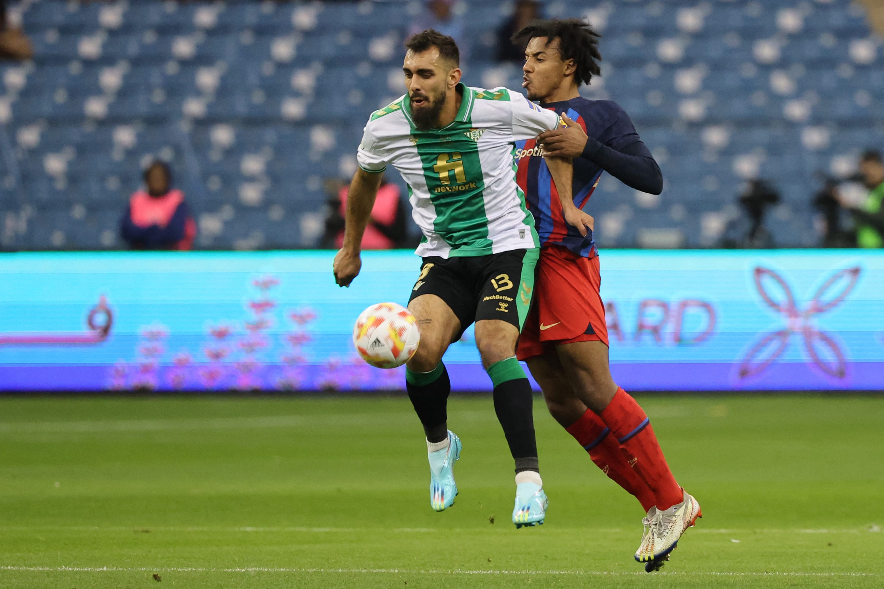 שחקן בטיס בורחה איגלסיאס מול שחקן ברצלונה ז'ול קונדה