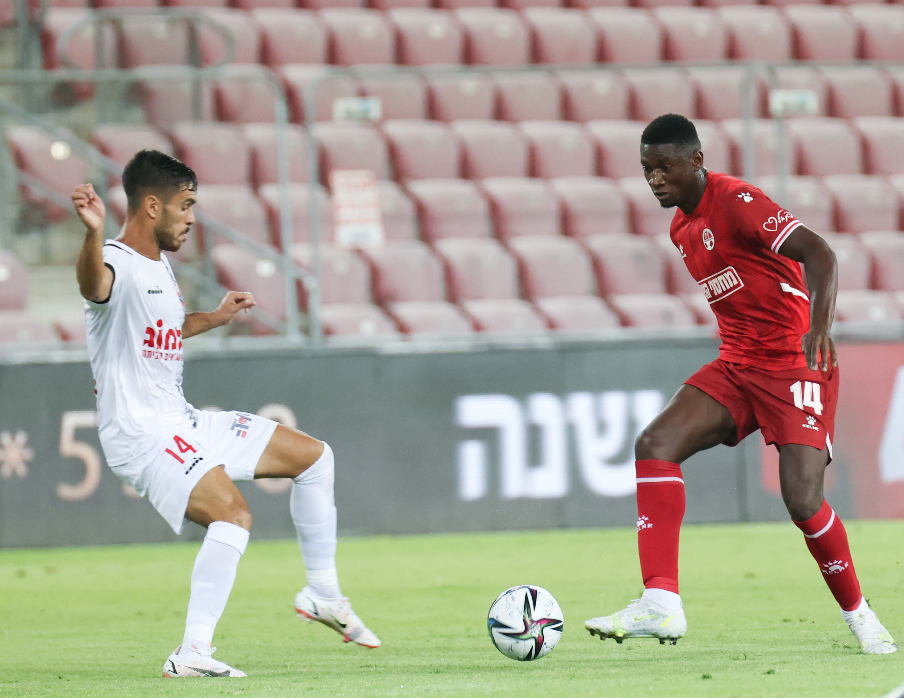 אלטון אקולטסה שחקן הפועל באר שבע מול דודי טויטו שחקן הפועל חיפה