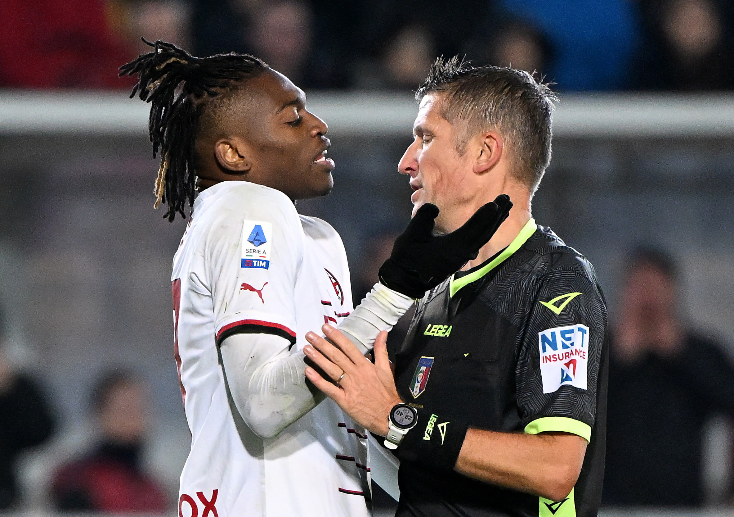 רפאל לאאו שחקן מילאן עם השופט דניאלה אורסאטו