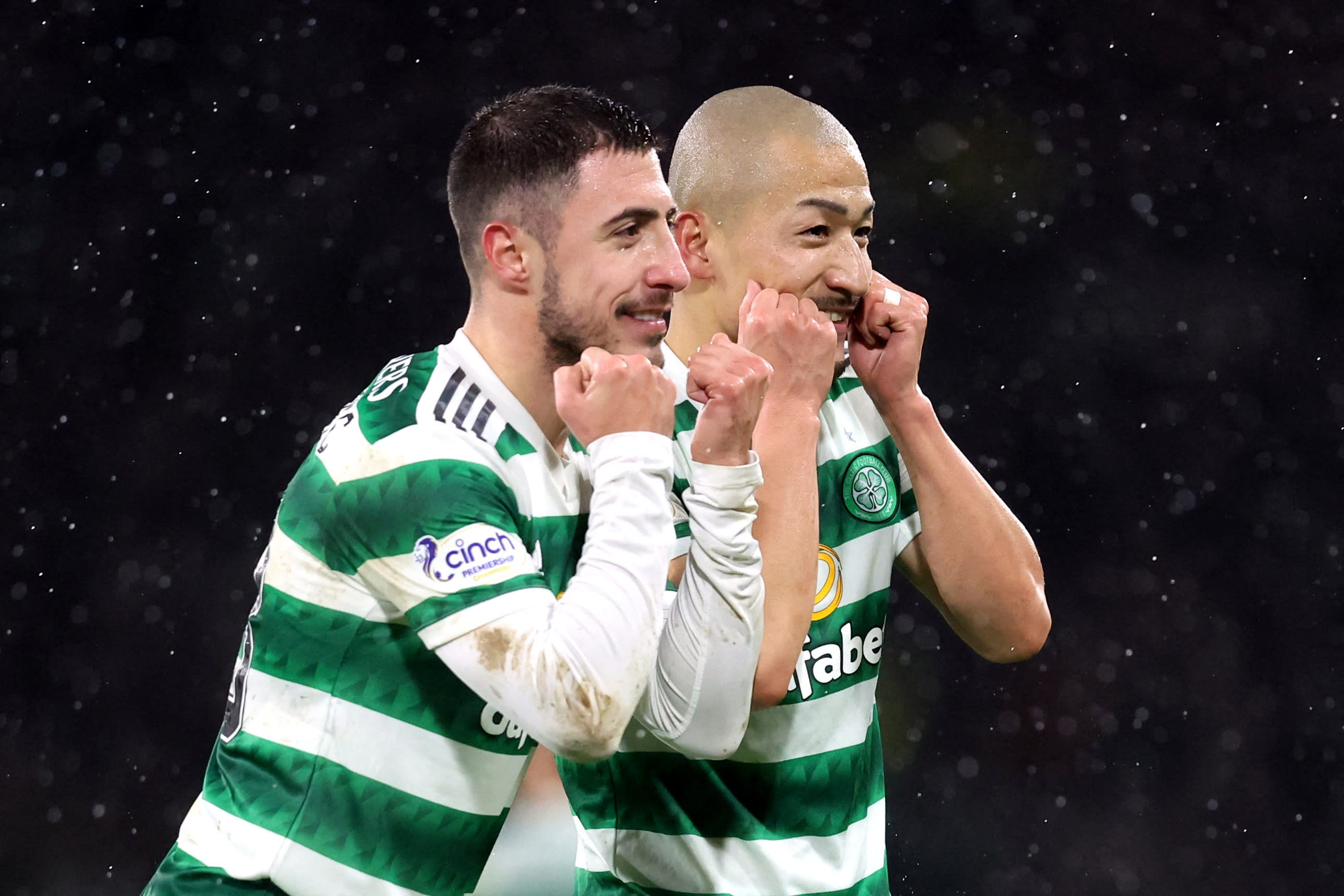 דאיזן מאדה עם יוסיפ יוראנוביץ' שחקני סלטיק חוגג