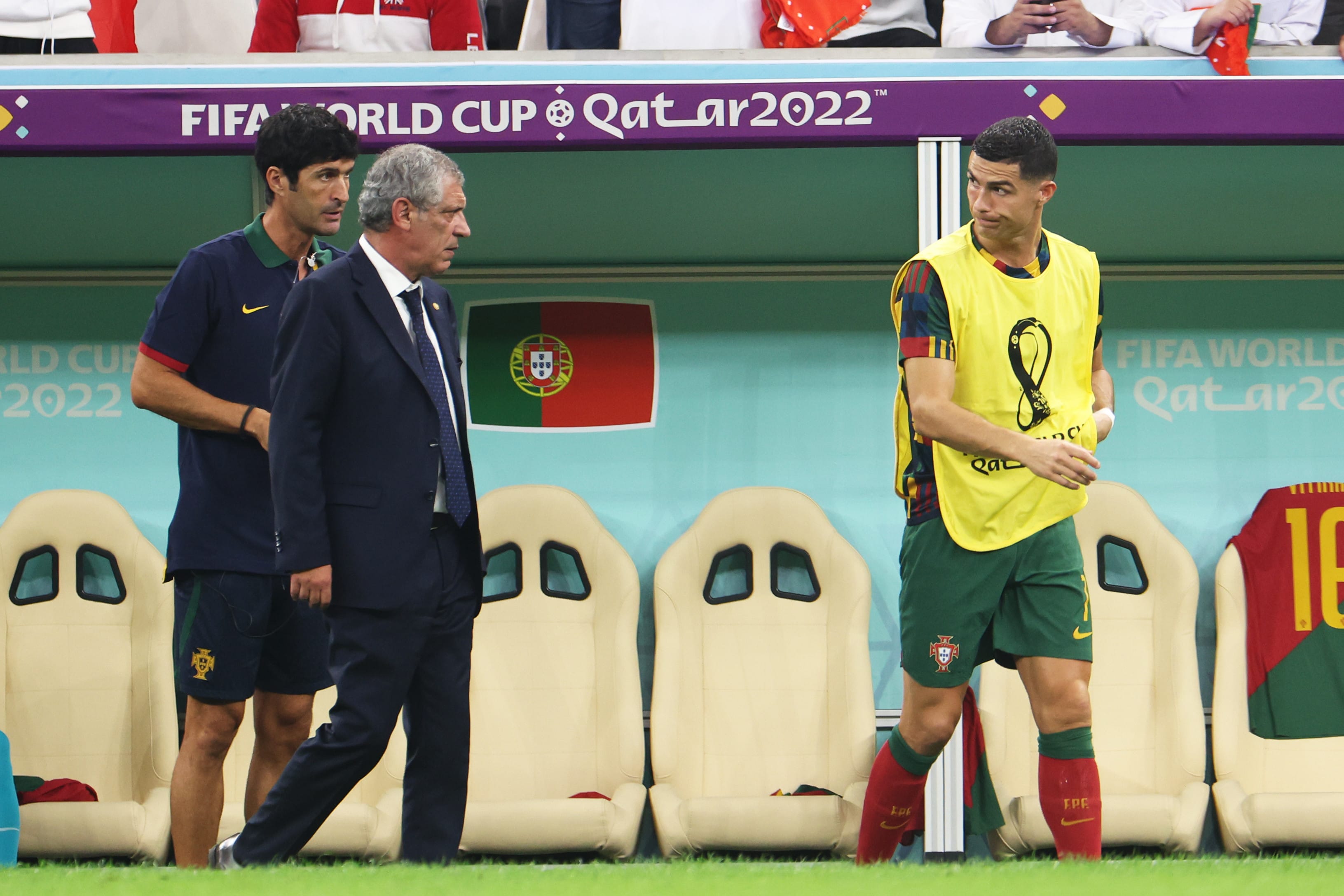 כריסטיאנו רונאלדו ליד ספסל נבחרת פורטוגל עם המאמן פרננדו סנטוס
