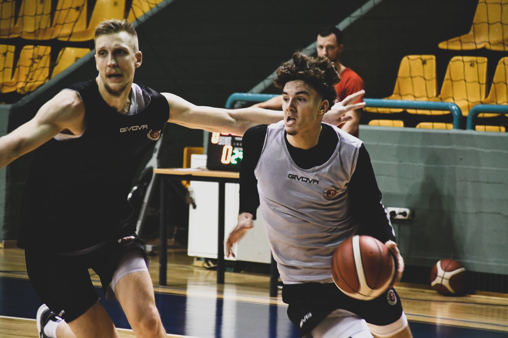 נועם יעקב מול סים סנדר ונה באימון הפועל ירושלים