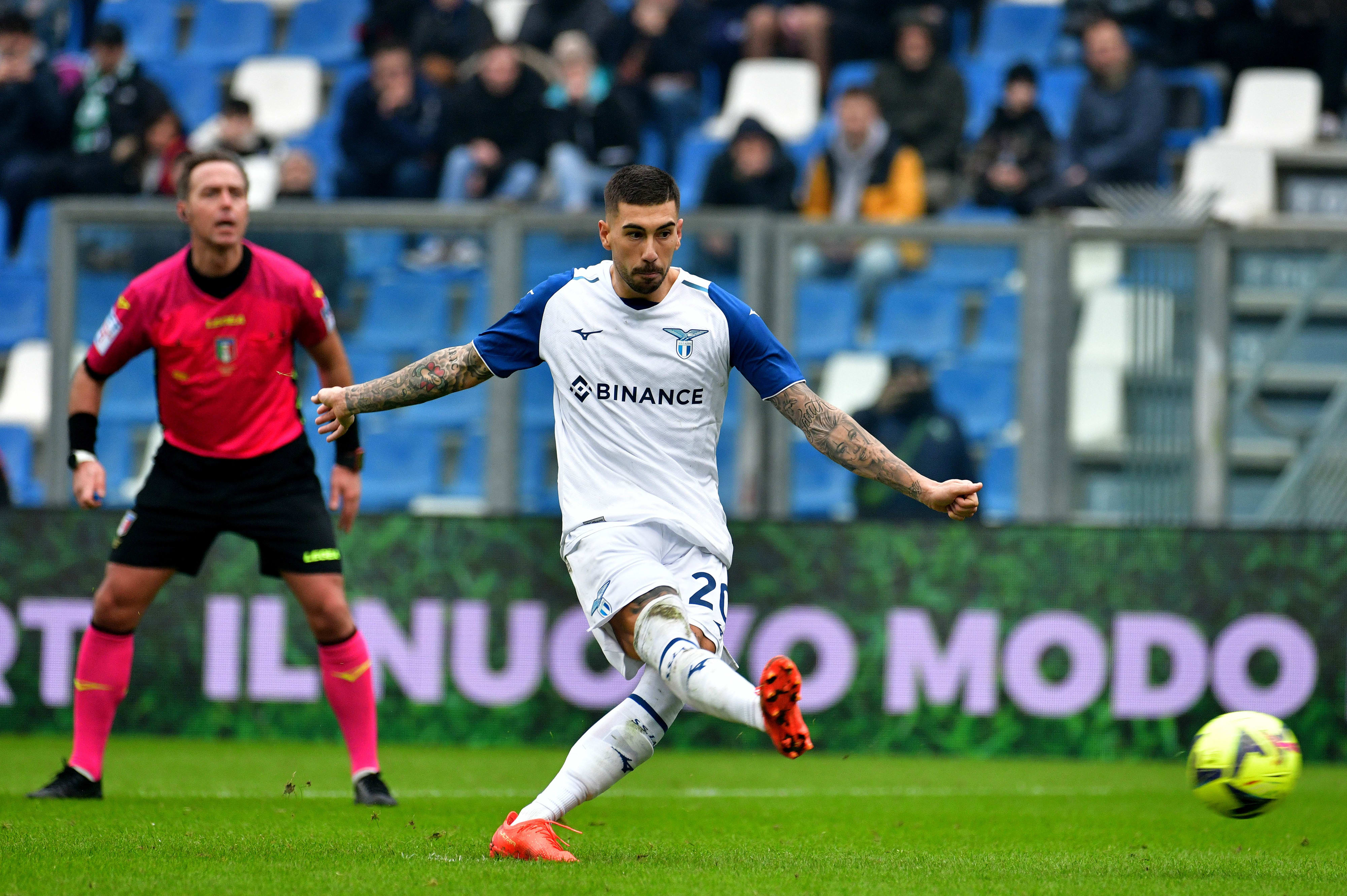 שחקן לאציו, מתיאה זקאני, כובש בפנדל