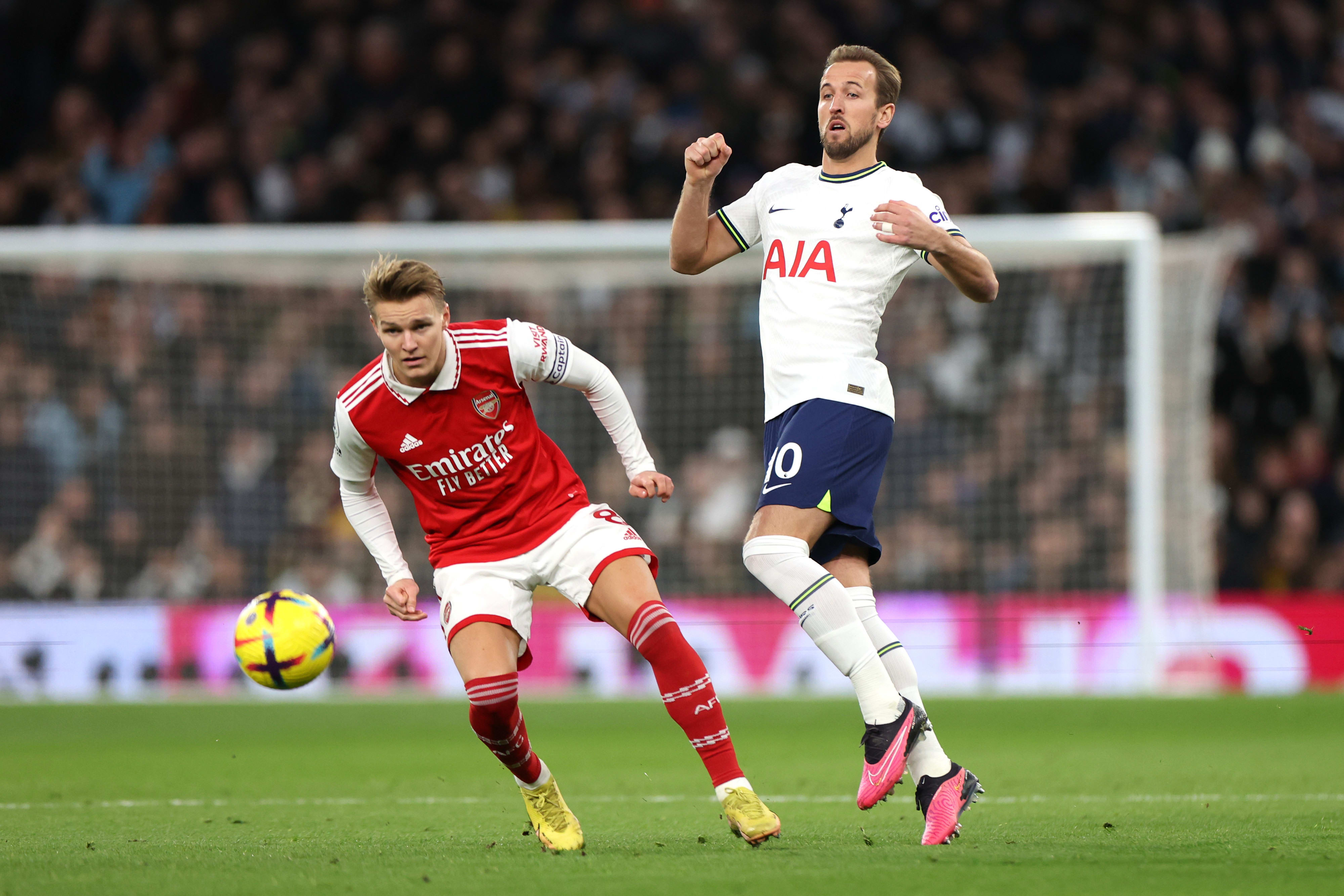 שחקן טוטנהאם הארי קיין מול שחקן ארסנל מרטין אודגור