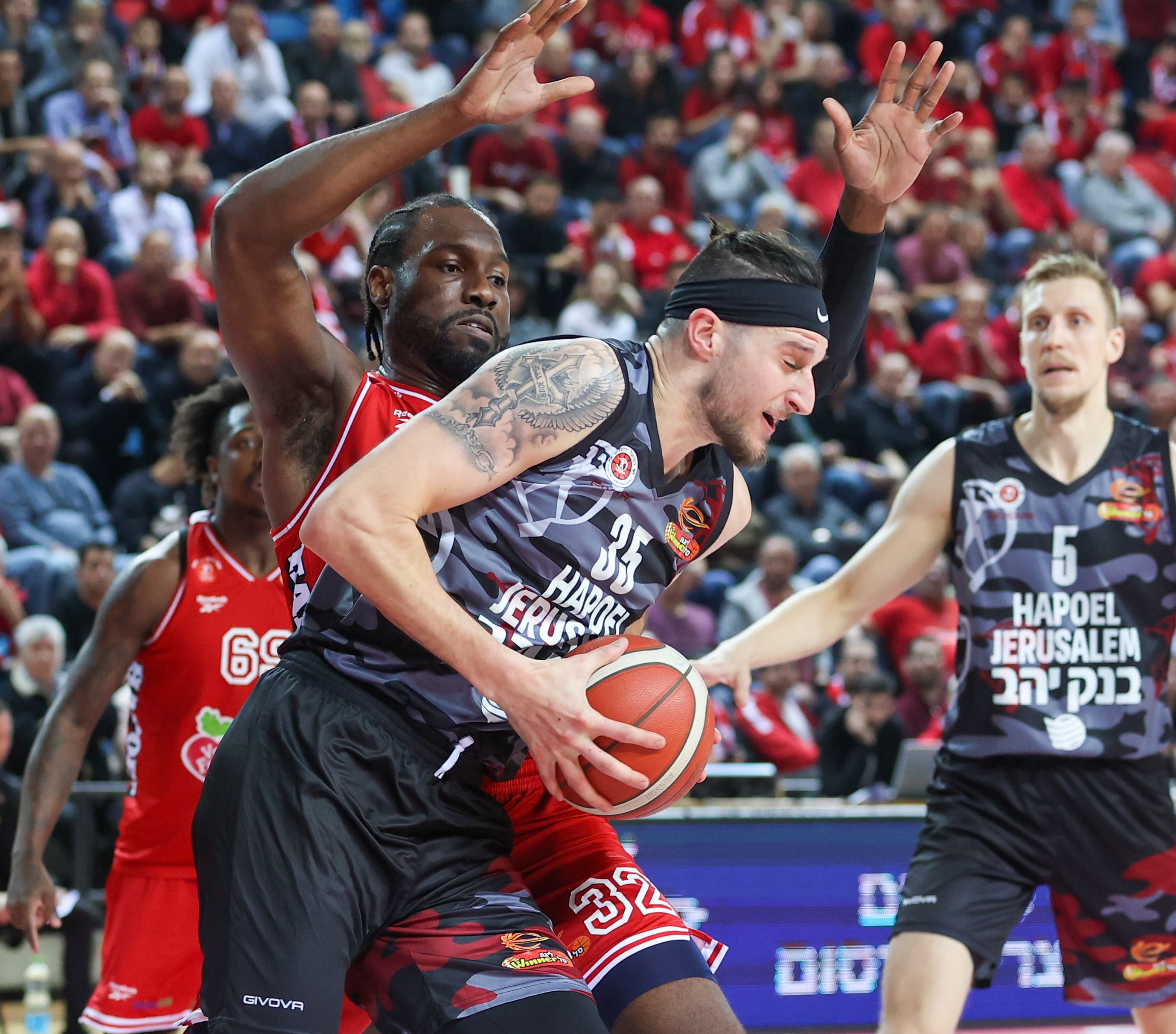 שחקן הפועל ירושלים זאק הנקינס מול שחקן הפועל תל אביב צ'ינאנו אונואקו