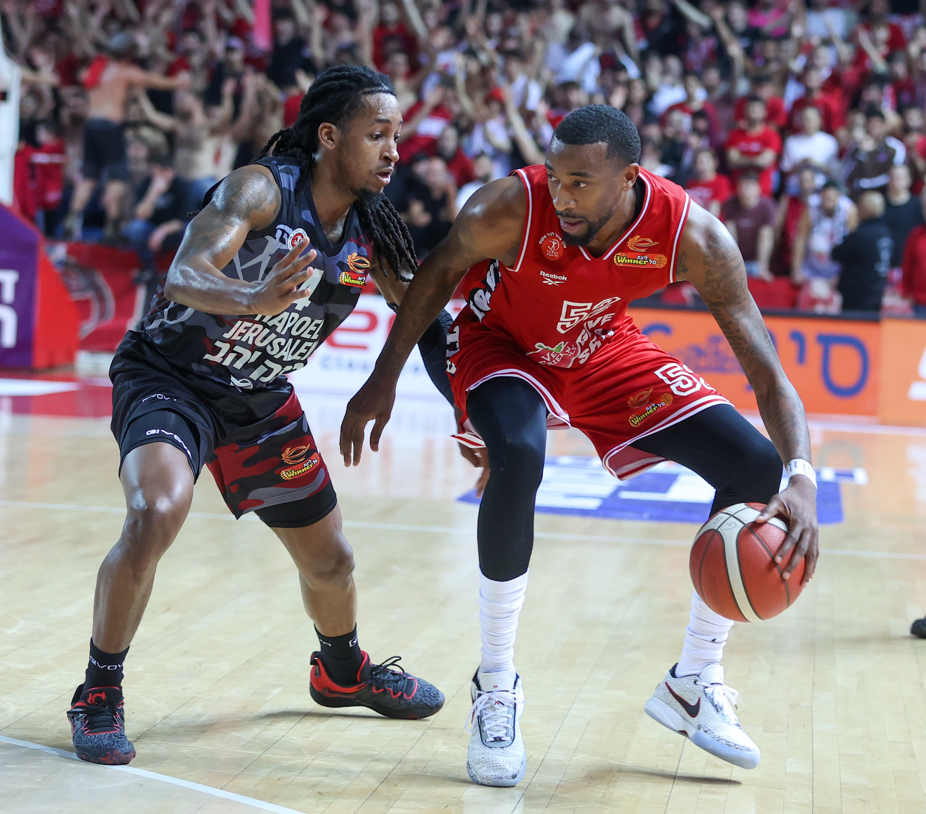 שחקן הפועל תל אביב ג'ורדן מקריי מול שחקן הפועל ירושלים ספידי סמית'
