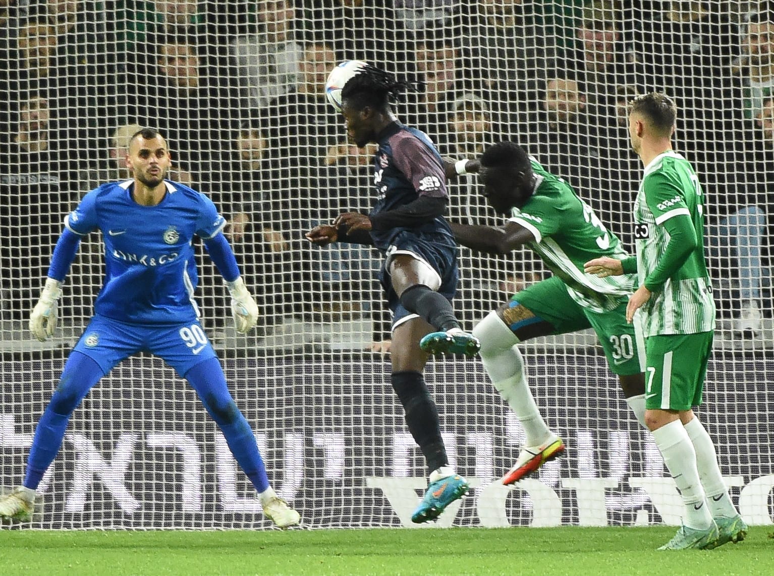 שוער מכבי חיפה רועי משפתי מונע שער משחקן הפועל ירושלים אלוז' יאו