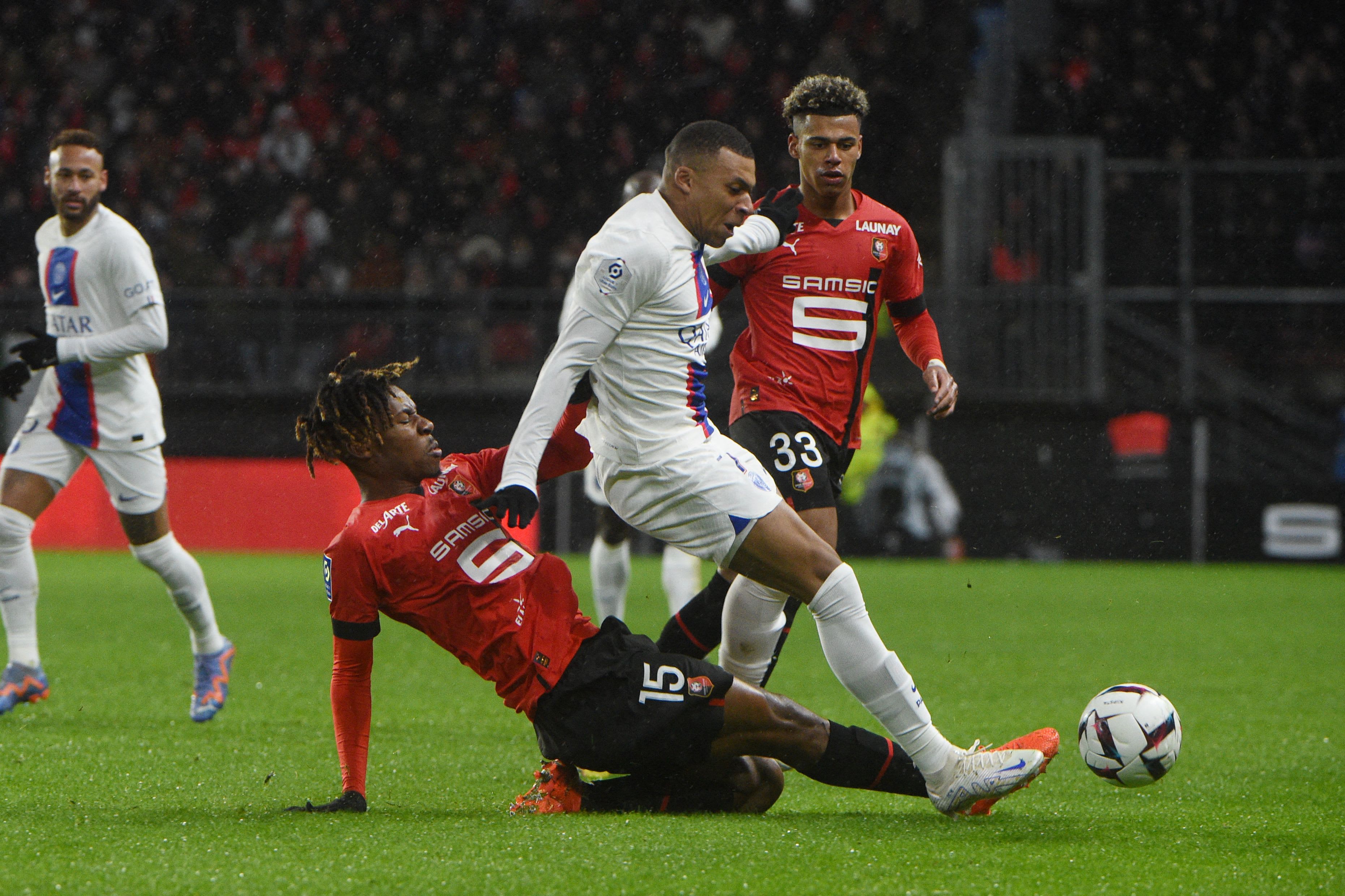 קיליאן אמבפה שחקן פריז סן ז'רמן לפני כריסטופר וו שחקן ראן