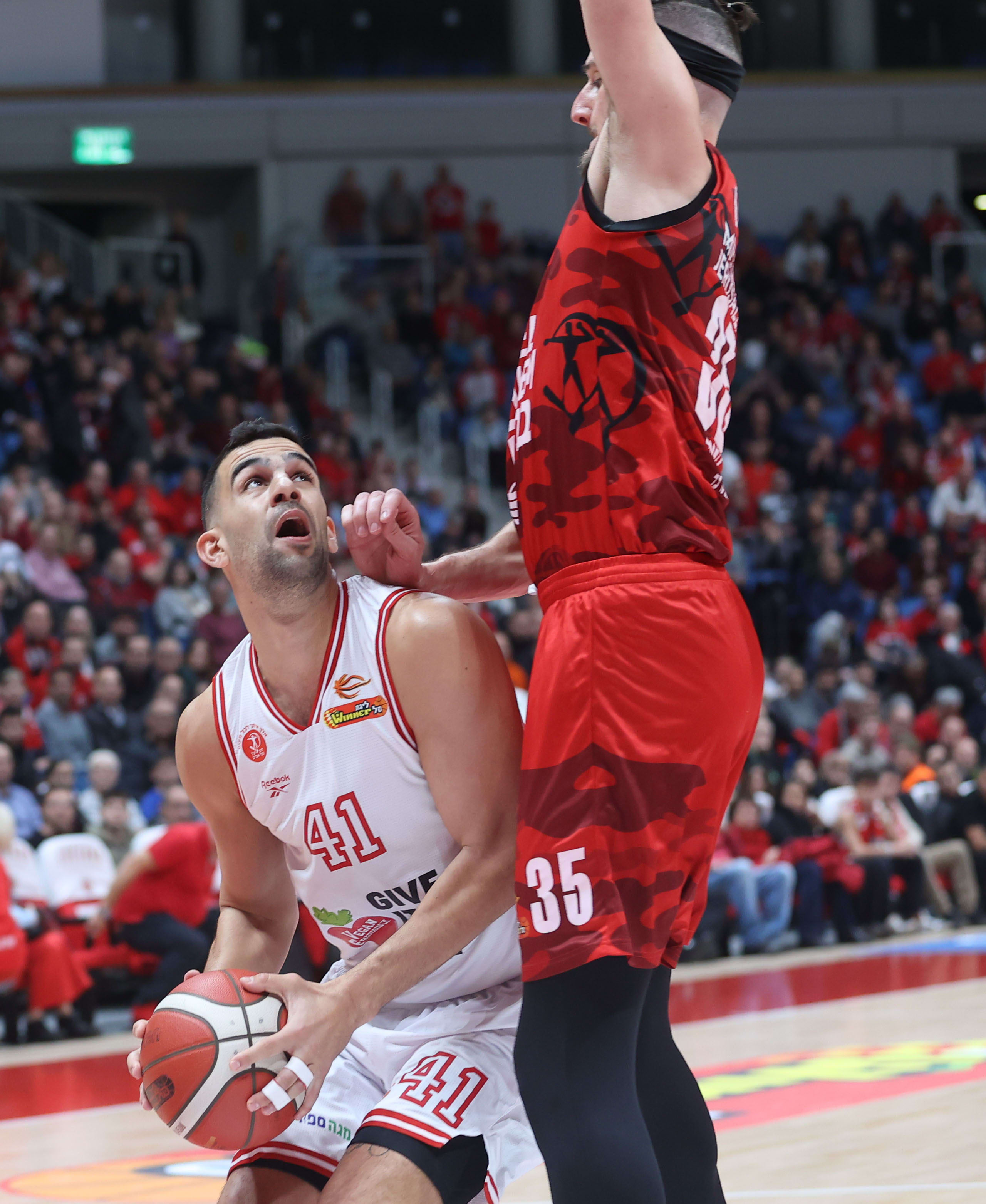 תומר גינת, שחקן הפועל תל אביב לצד זאק הנקינס, שחקן הפועל ירושלים