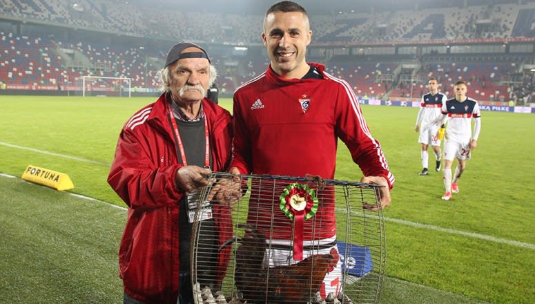 אוהד גורניק ז'אבז'ה, סטניסלב סנטקובסקי, מעניק תרנגול לשחקן המצטיין במשחק איגור אנגולו