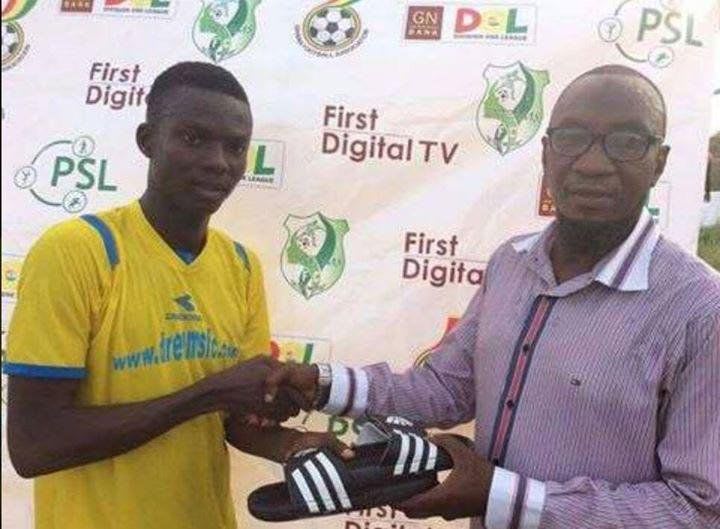כדורגלן בגאנה מקבל כפכפים אחרי בחירתו לשחקן המצטיין במשחק