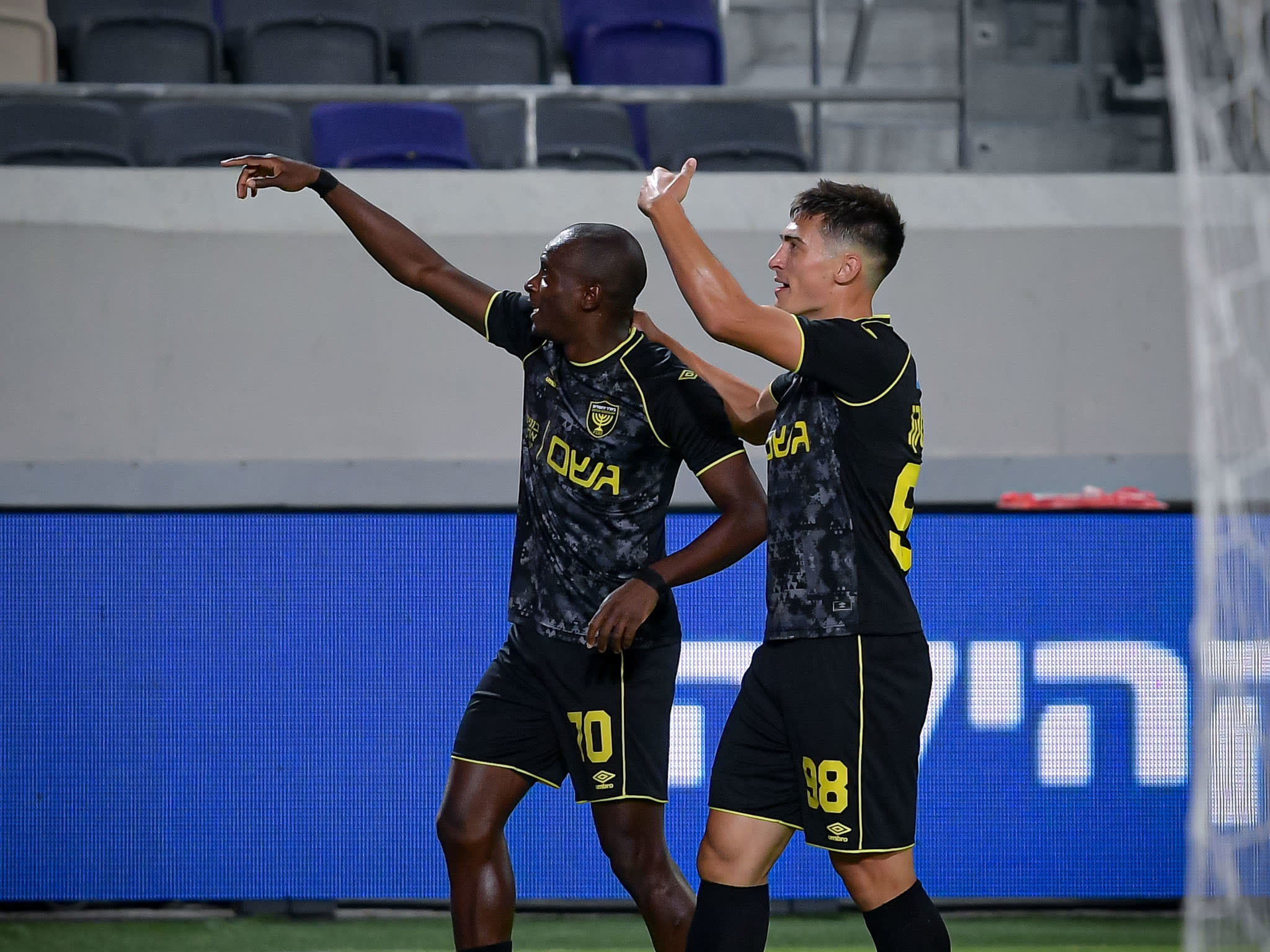 שחקן בית"ר ירושלים דנילו אספרייה לצד יון ניקולאסקו