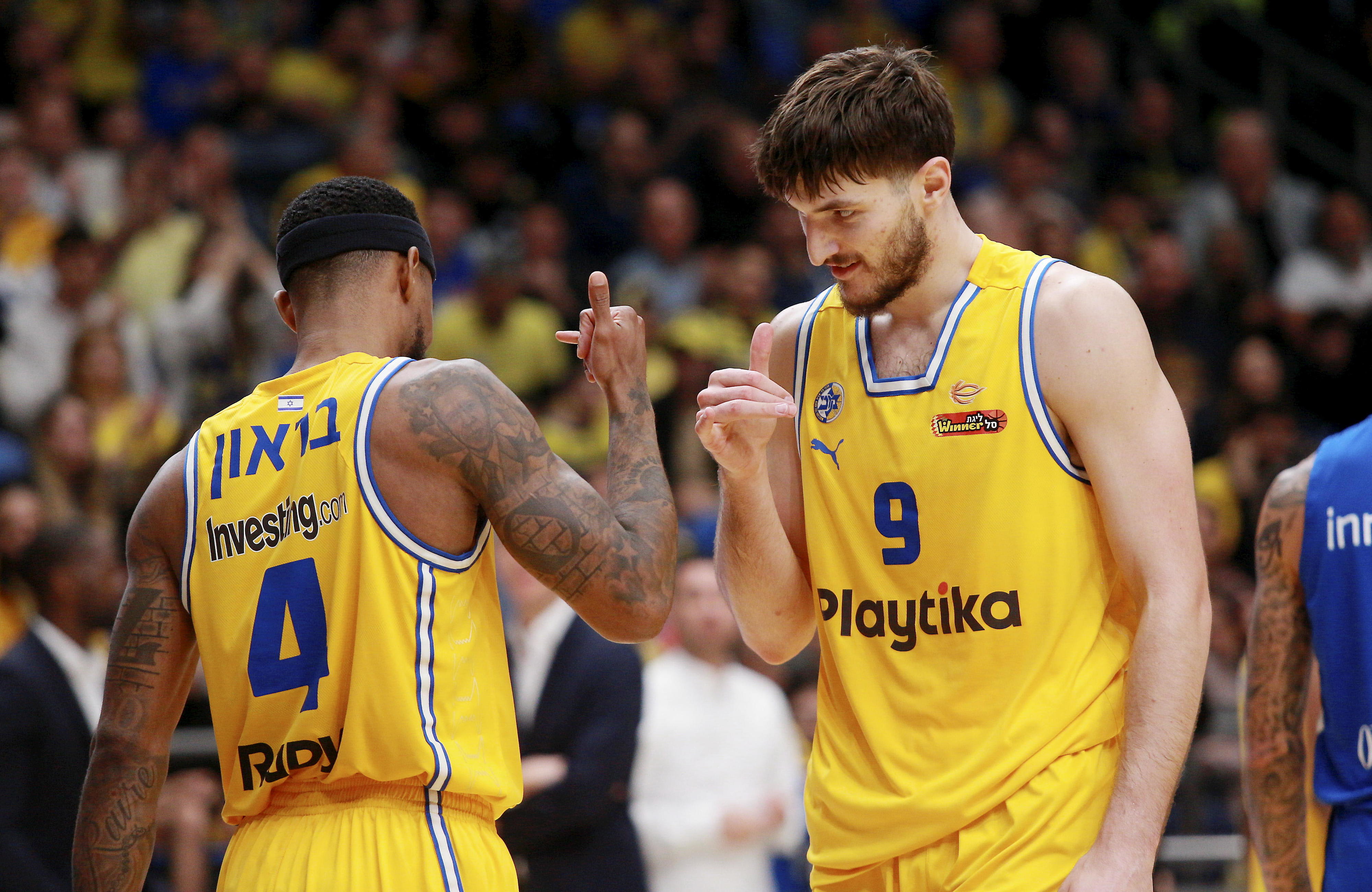 רומן סורקין, שחקן מכבי תל אביב לצד לורנזו בראון