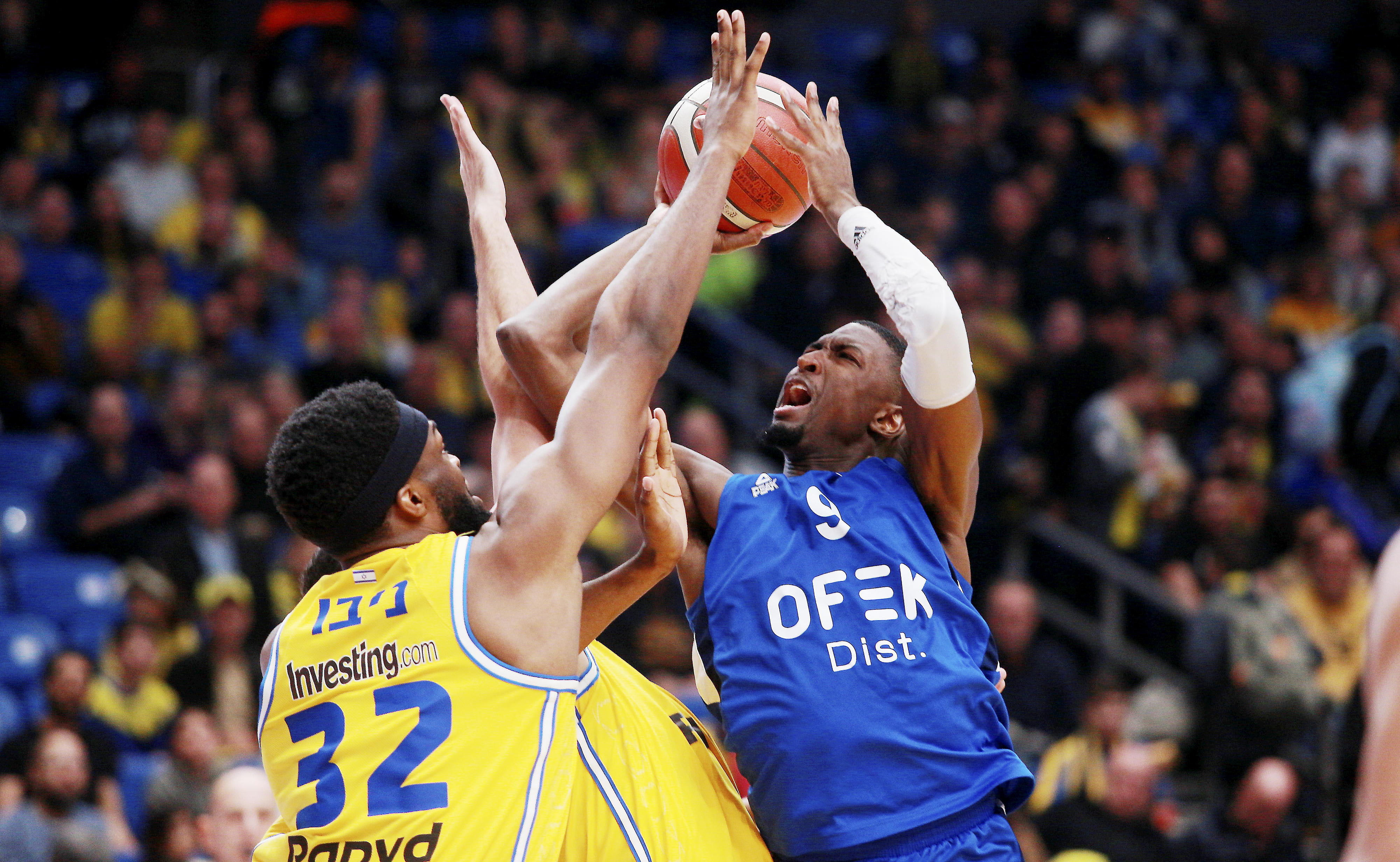 מוריס קמפ, שחקן בני הרצליה לצד ג'וש ניבו, שחקן מכבי תל אביב