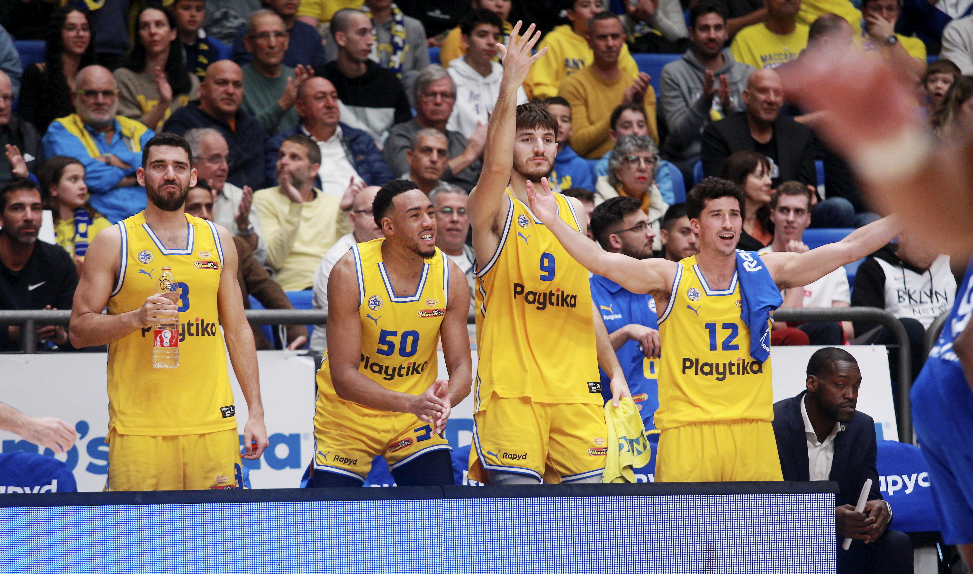 רומן סורקין, שחקן מכבי תל אביב לצד ג'ון דיברתולומיאו