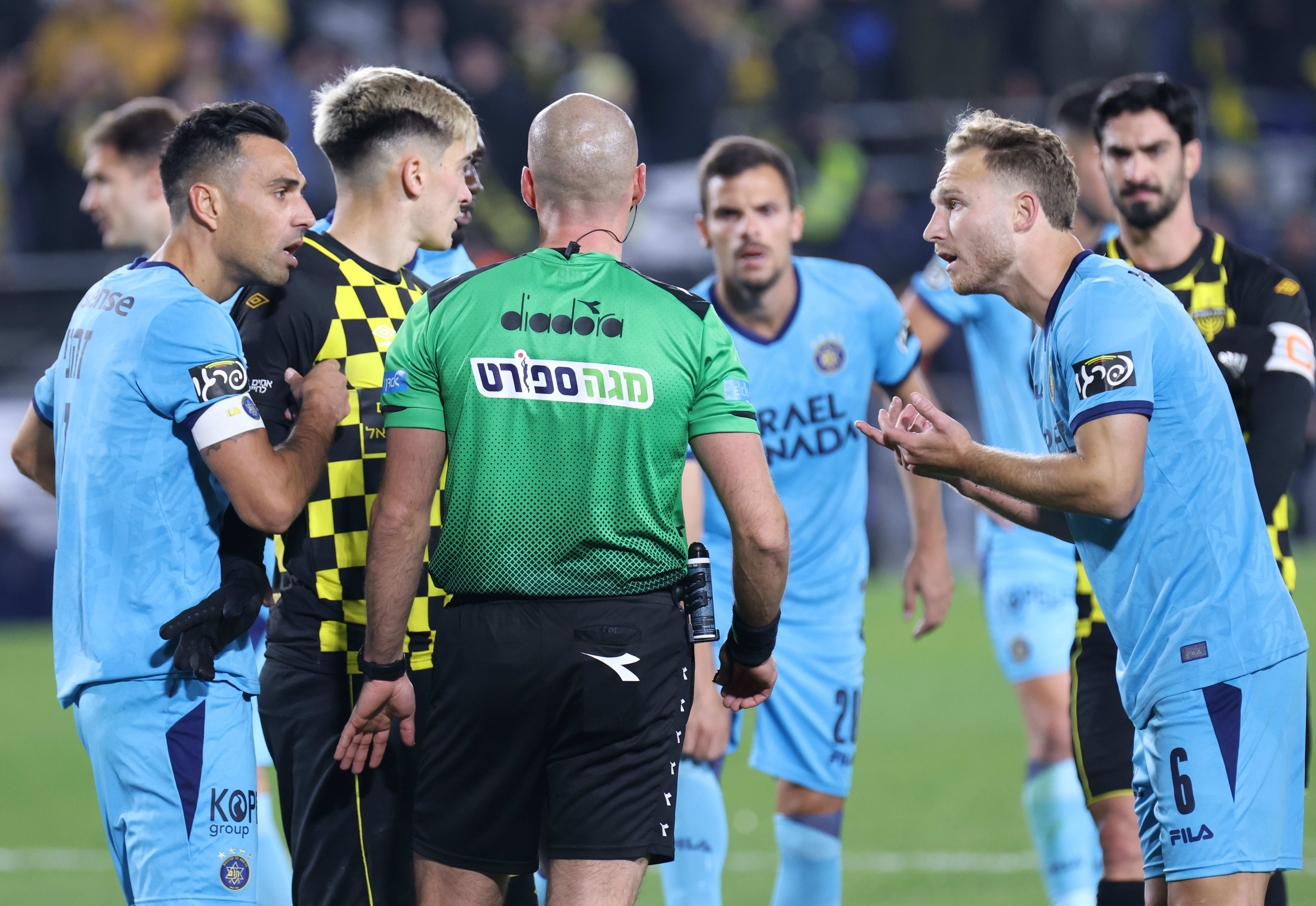 גל לייבוביץ', שופט לצד דן גלזר, שחקן מכבי תל אביב