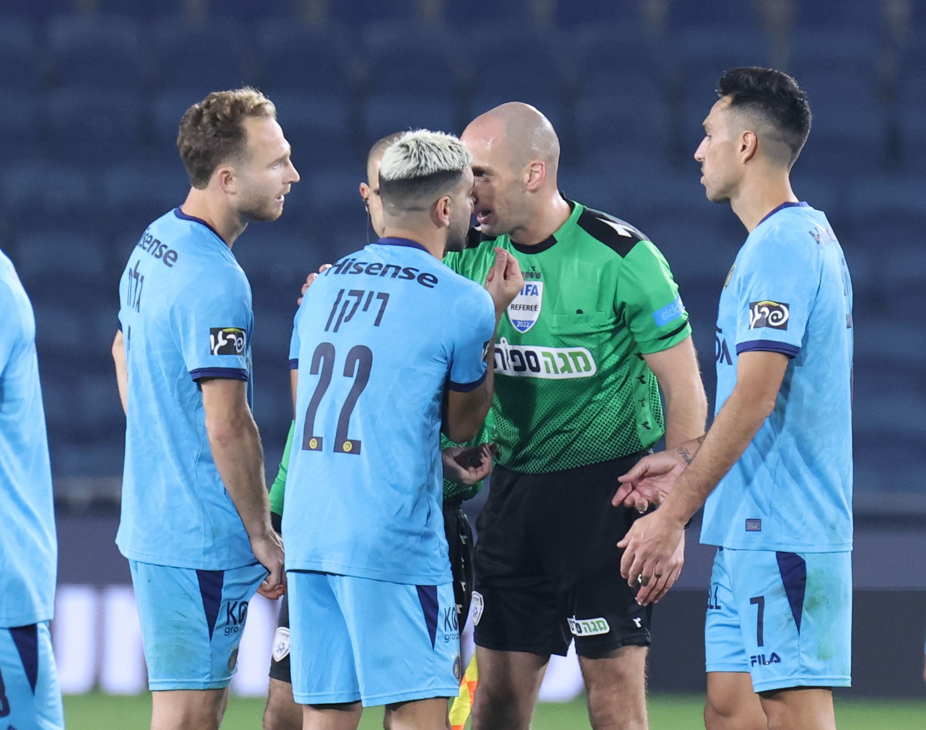 שחקני מכבי תל אביב דן גלזר, אבי ריקן, ערן זהבי עם שופט כדורגל גל לייבוביץ'