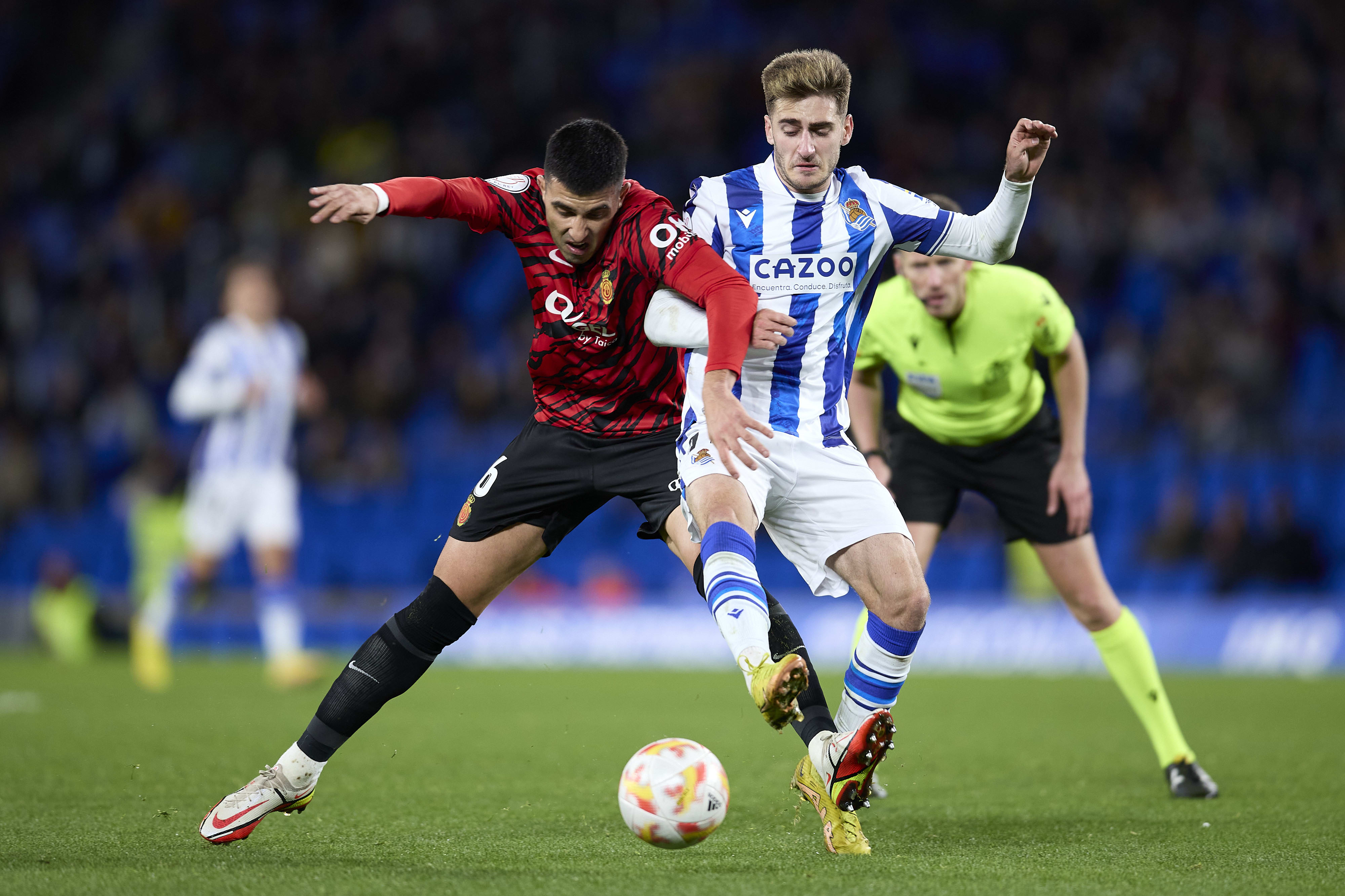 שחקן ריאל סוסיאדד, רוברט נבארו, נאבק עם שחקן מאיורקה, רודריגו בטאגליה