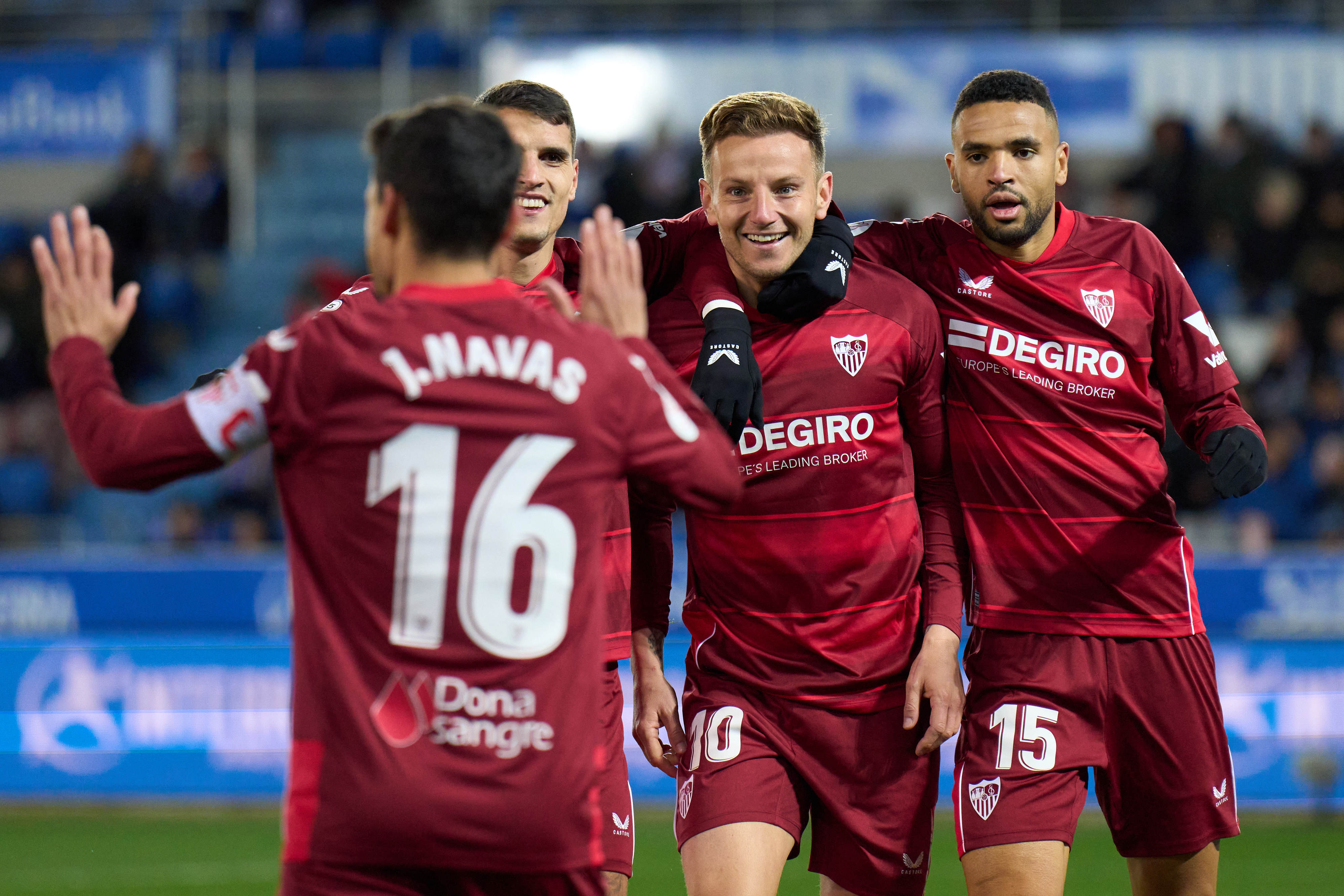 שחקני סביליה חוגגים שער עם איבן ראקיטיץ'