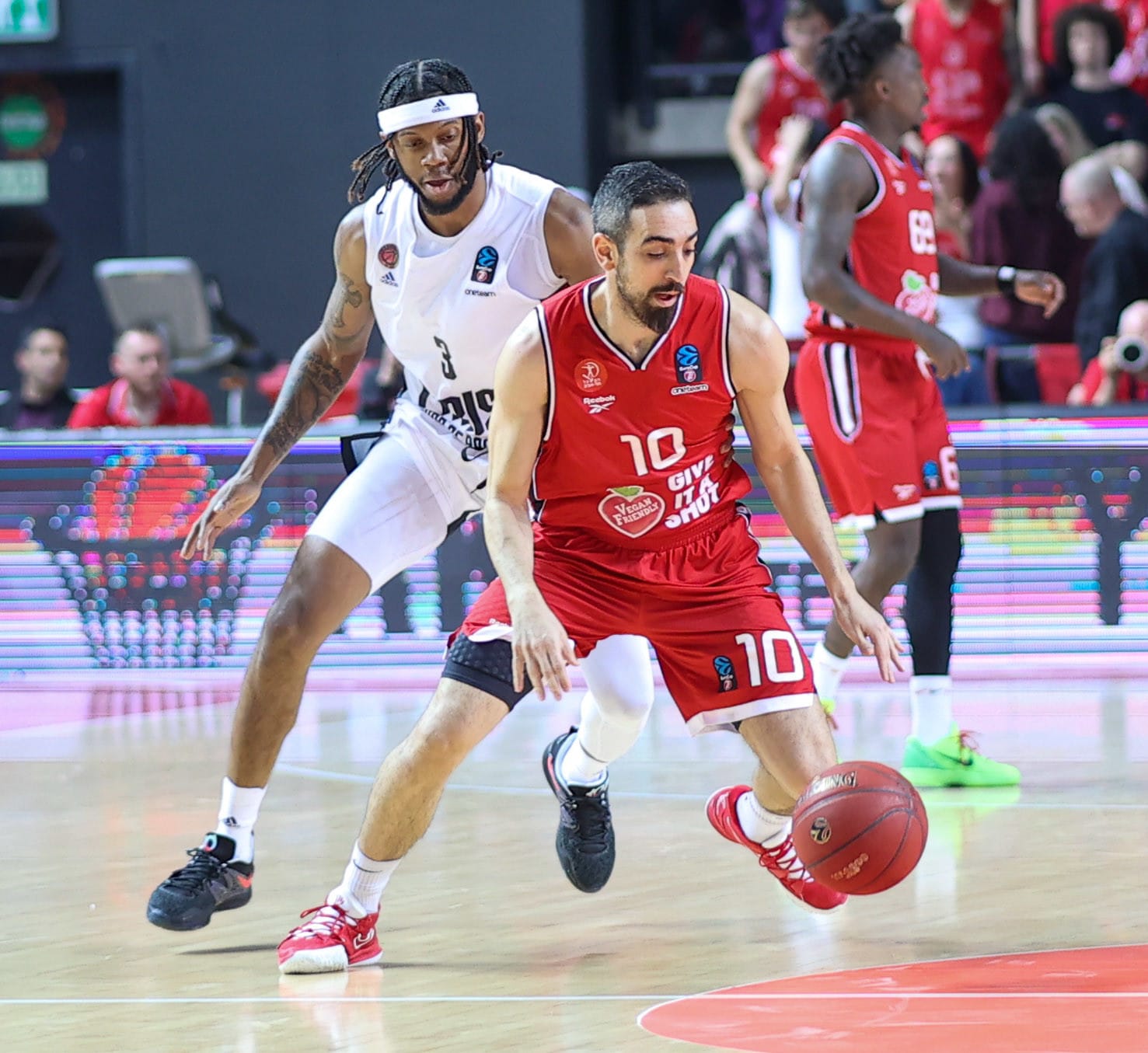 שחקן הפועל תל אביב בר טימור מול שחקן פריז באסקטבול טיירון וואלאס