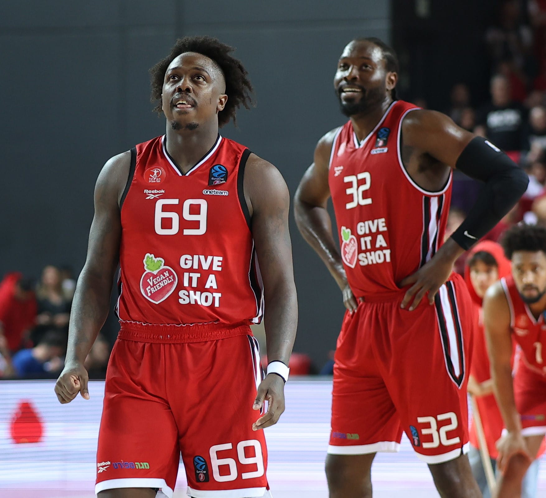 ג'ייקובן בראון, שחקן הפועל תל אביב לצד צ'ינאנו אונואקו