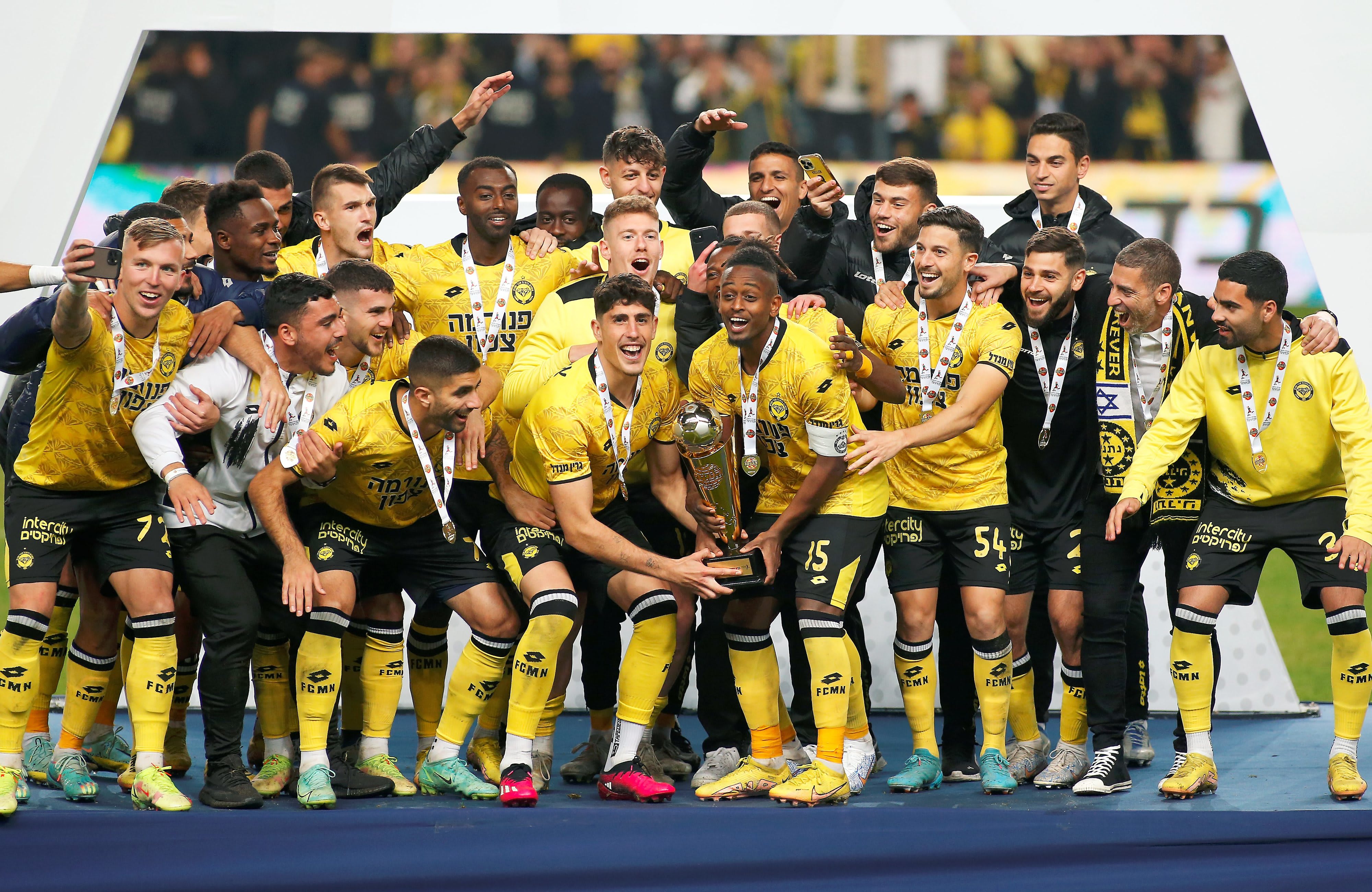 שחקני מכבי נתניה מניפים את גביע הטוטו