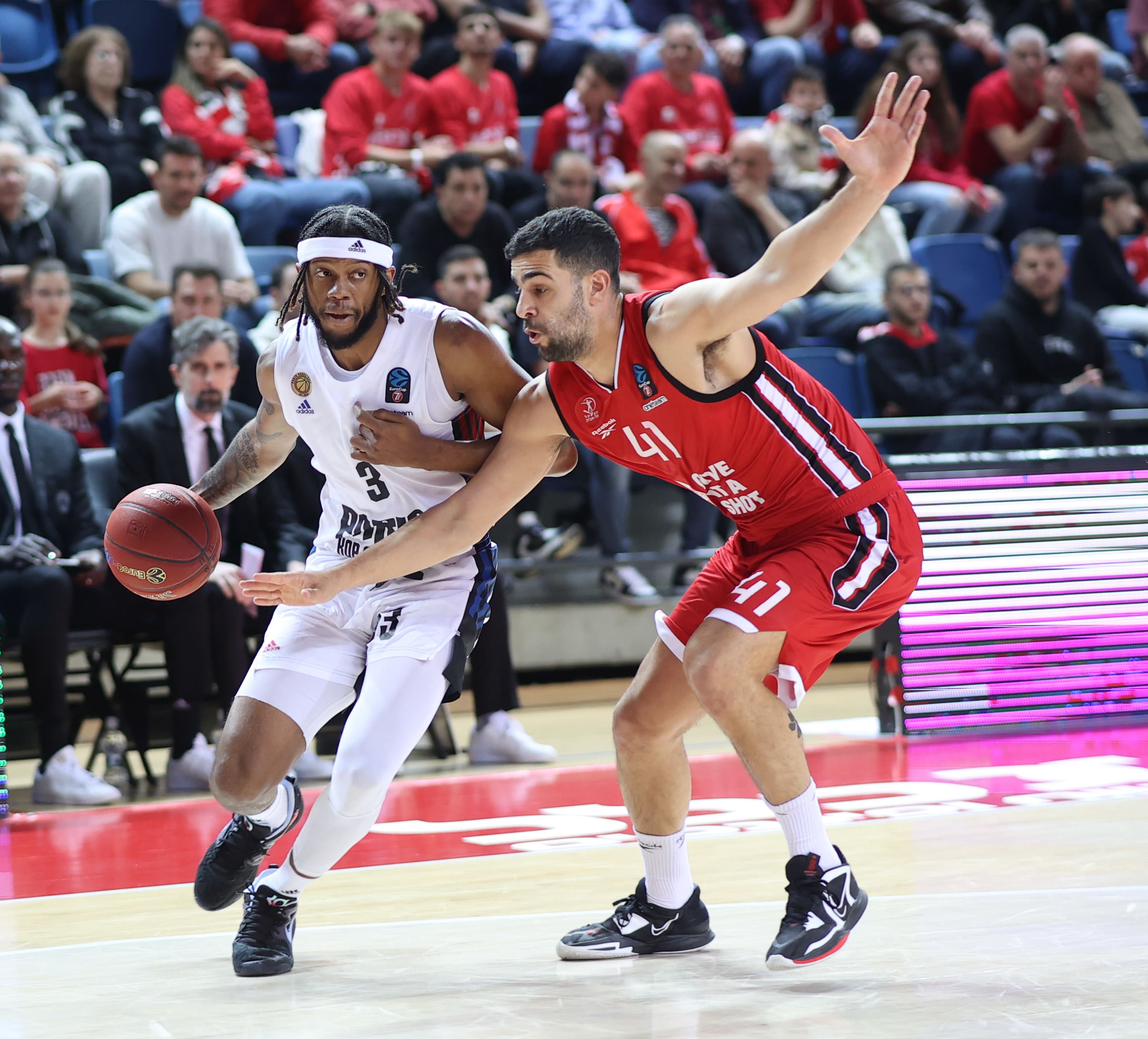 שחקן פריז באסקטבול טיירון וואלאס מול שחקן הפועל תל אביב תומר גינת