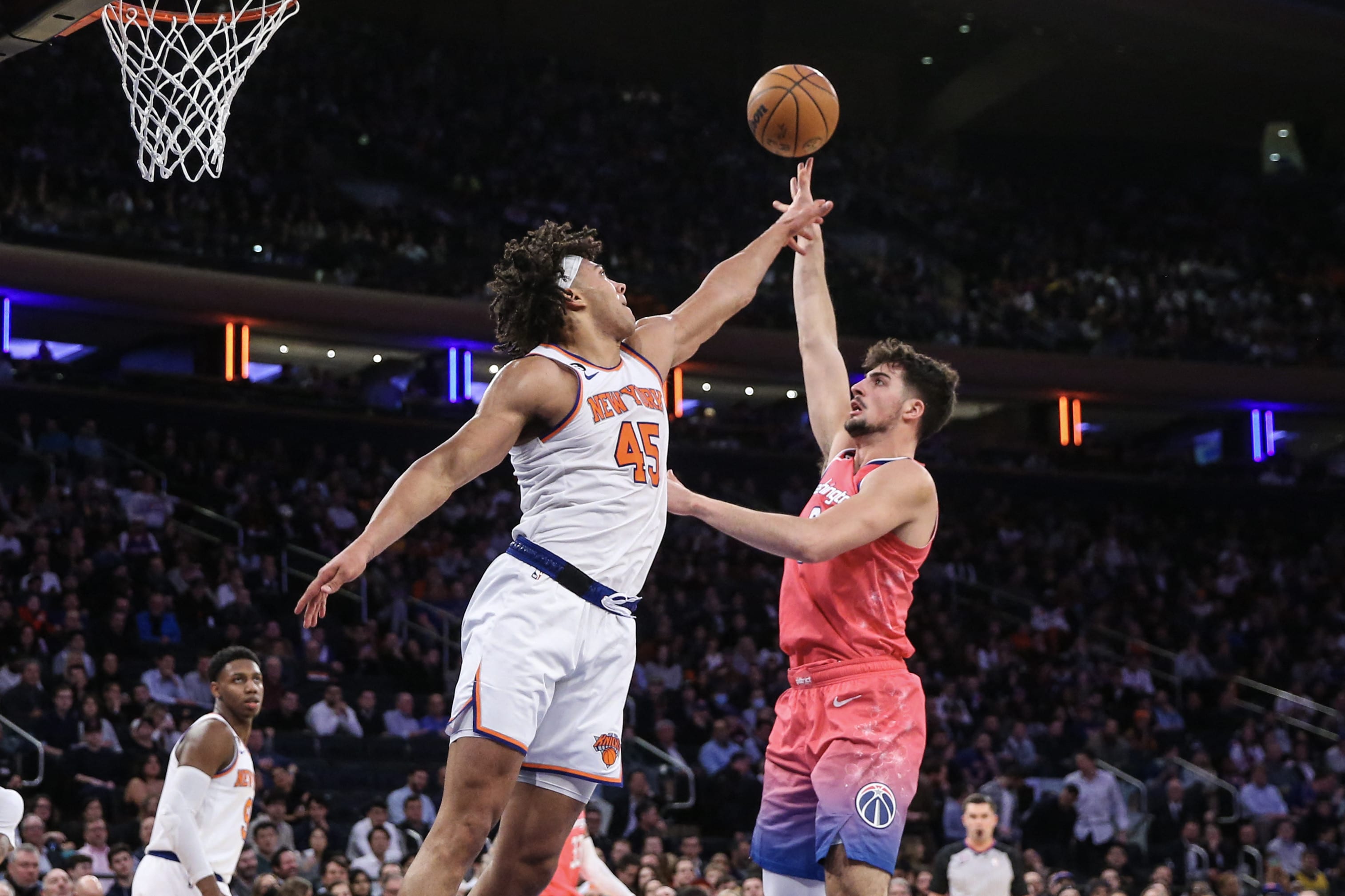 שחקן וושינגטון וויזארדס דני אבדיה מול שחקן ניו יורק ניקס ג'ריקו סימס