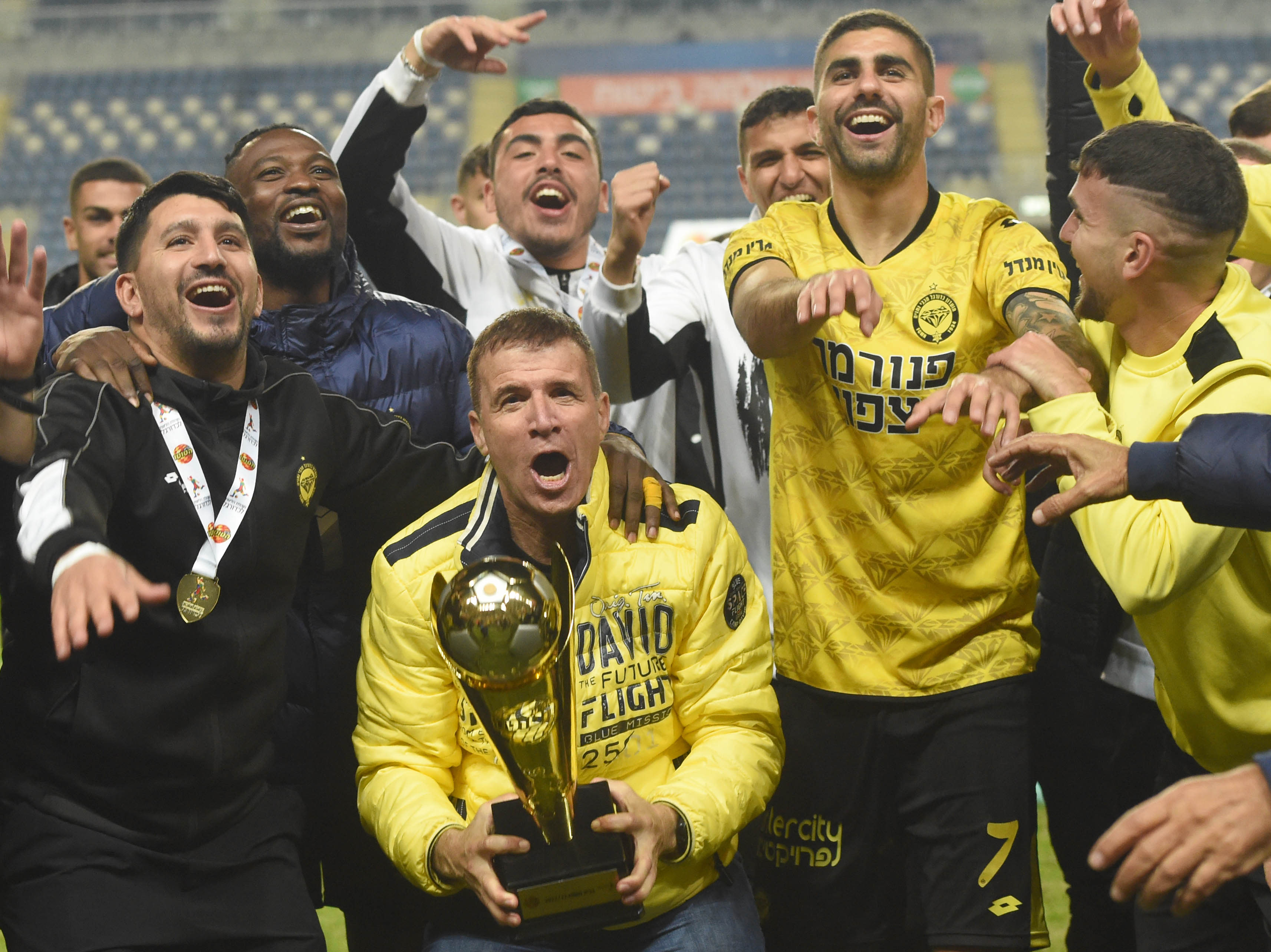 אייל סגל בעלים מכבי נתניה מניף את גביע הטוטו, איתו שי קונסטנטין, אלמוג כהן