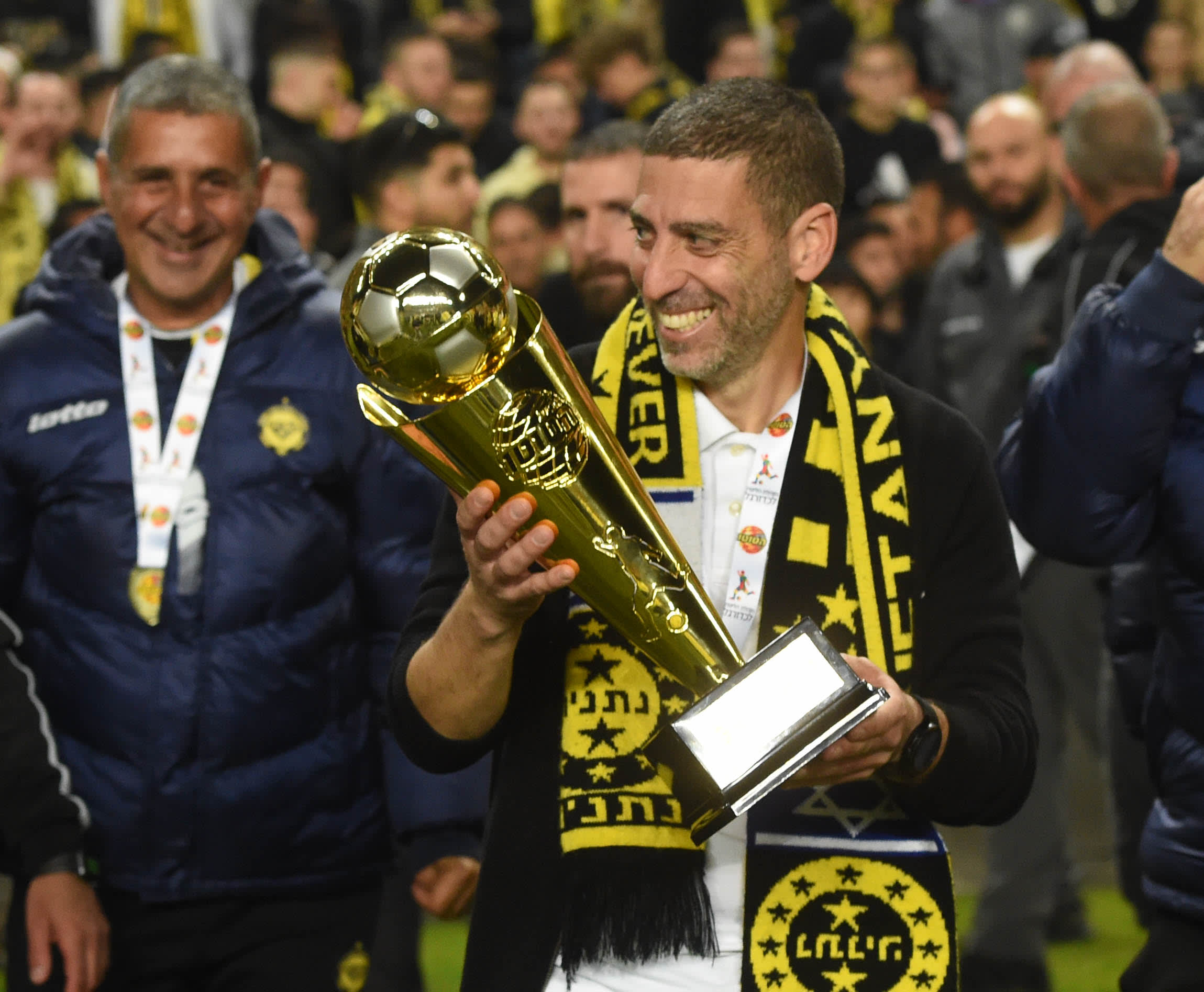 רן קוז'וך מאמן מכבי נתניה מחזיק את גביע הטוטו