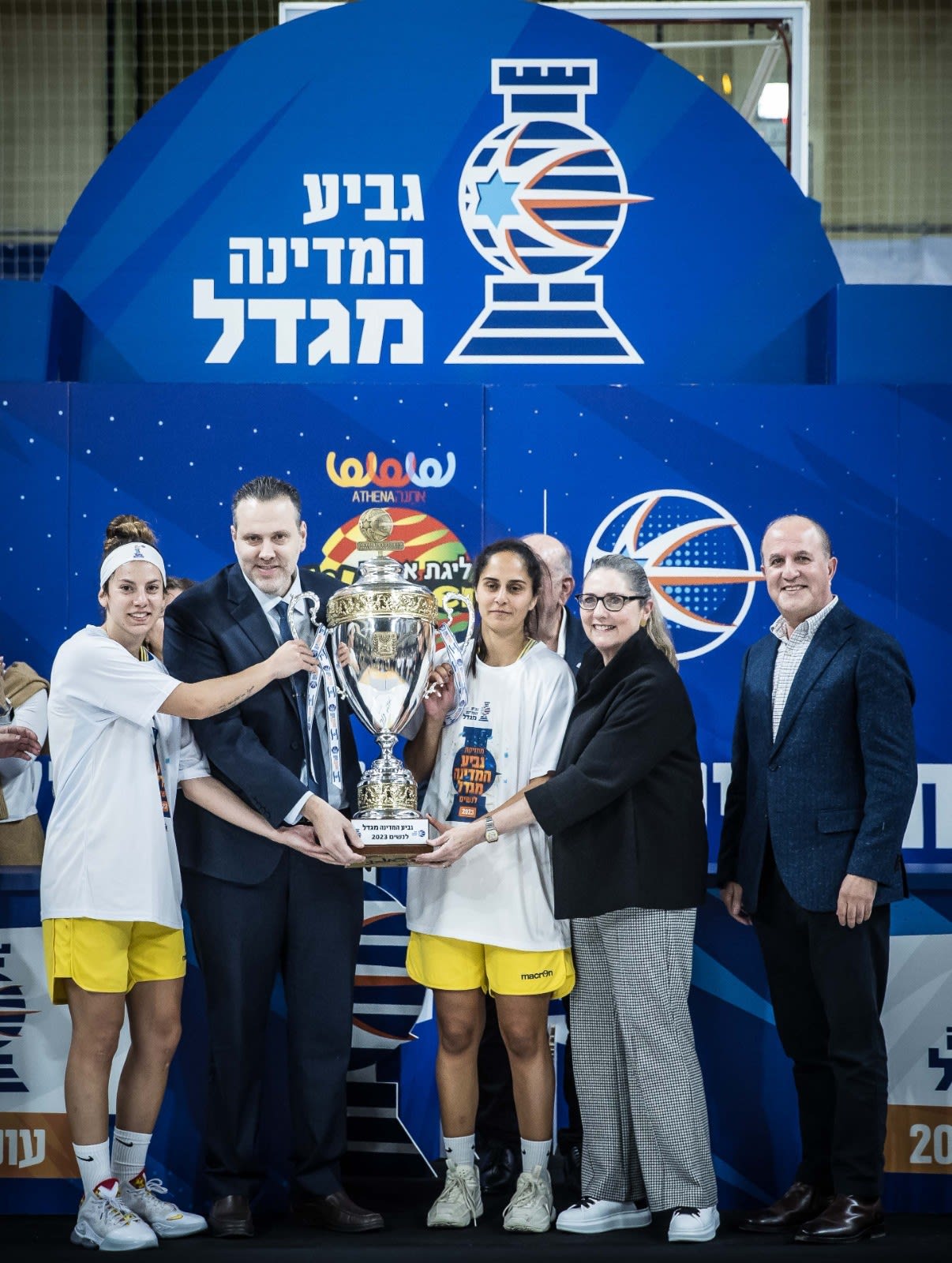 רעיית נשיא המדינה מיכל הרצוג ושר התרבות והספורט מיקי זוהר מעניקים את גביע המדינה לקפטנית מכבי אשדוד יערה יצחקי