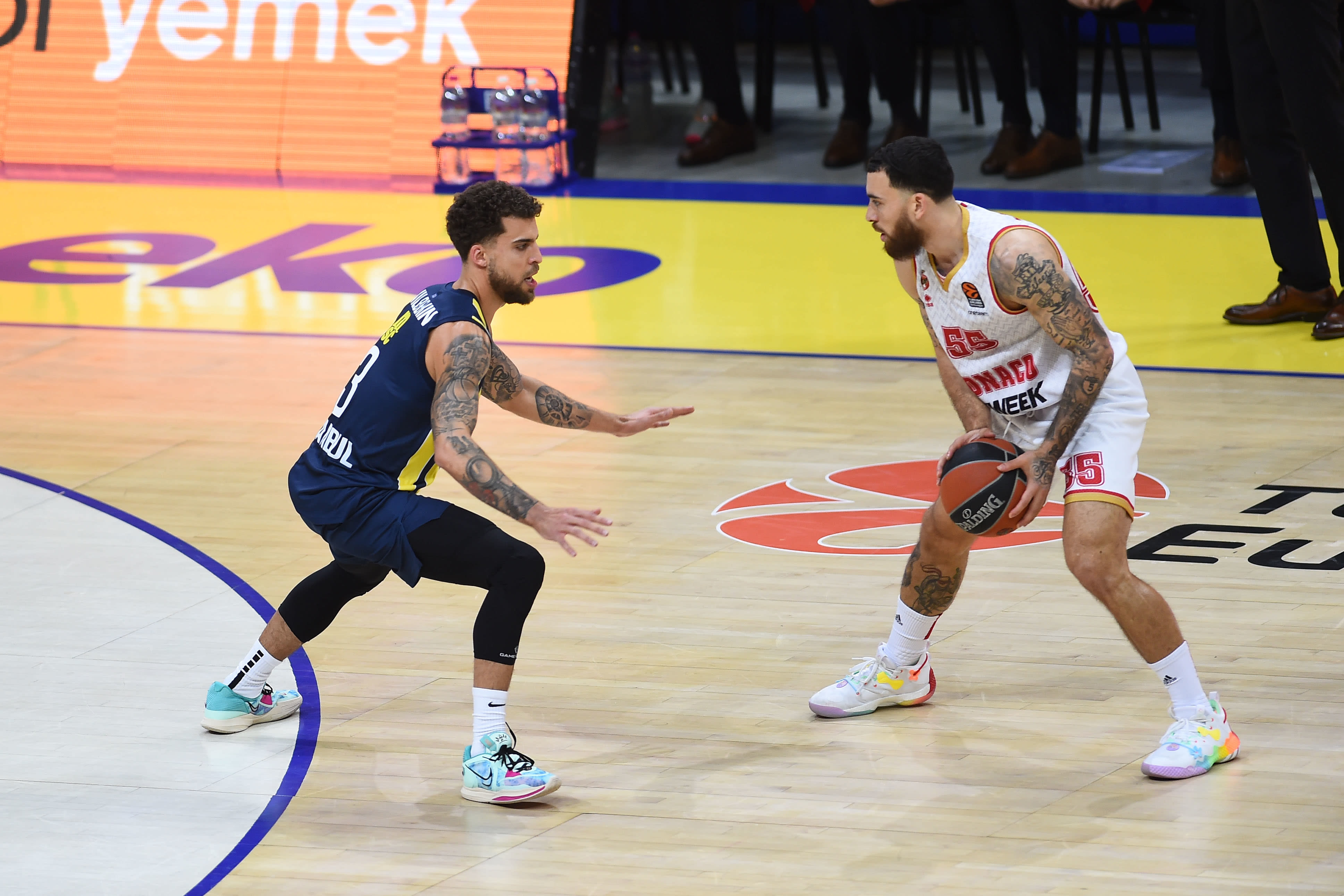 מייק ג'יימס, שחקן מונאקו לצד סקוטי ווילבקין, שחקן פנרבחצ'ה