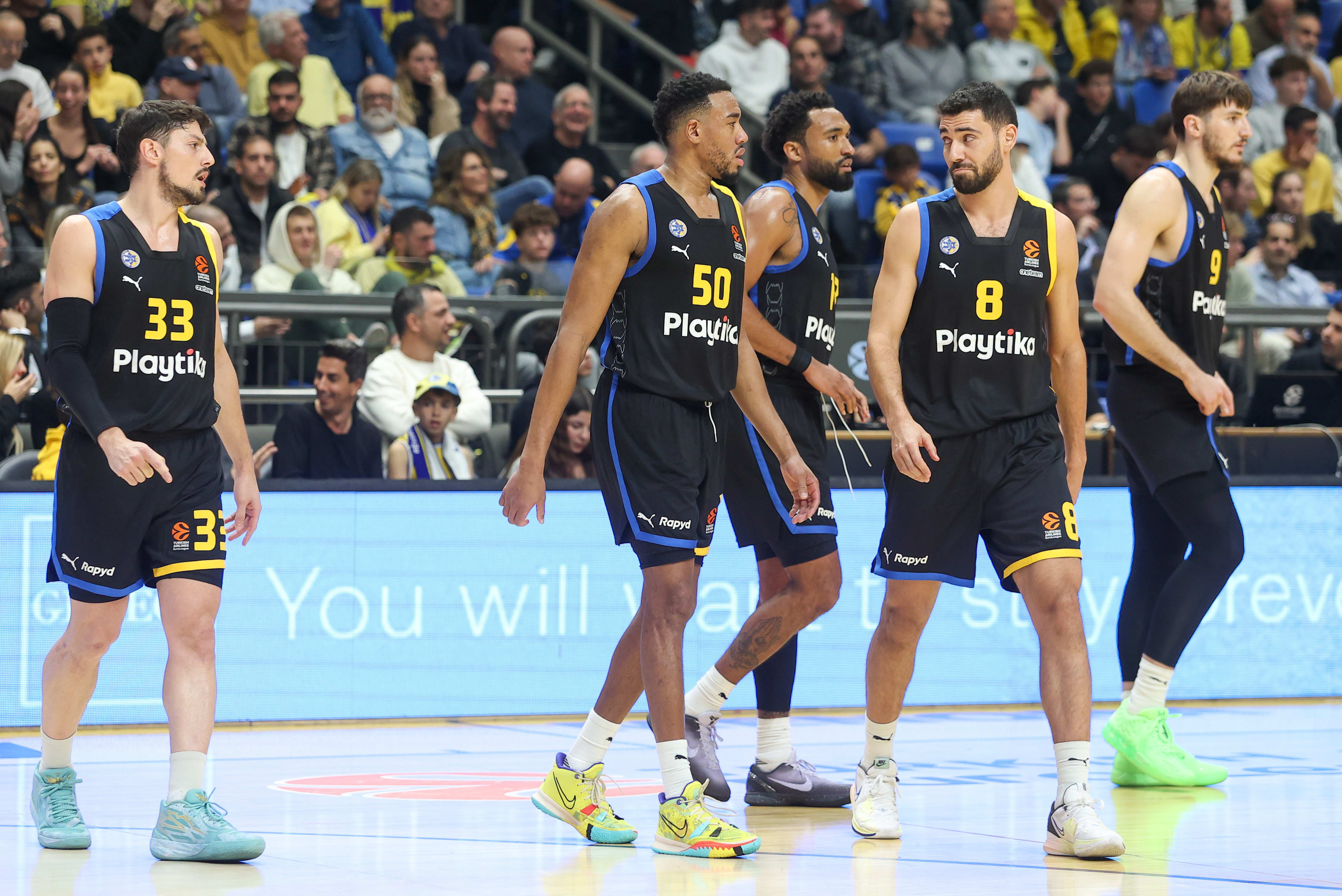 שחקני מכבי תל אביב: רפי מנקו, רומן סורקין, דארן היליארד, בונזי קולסון, יפתח זיו