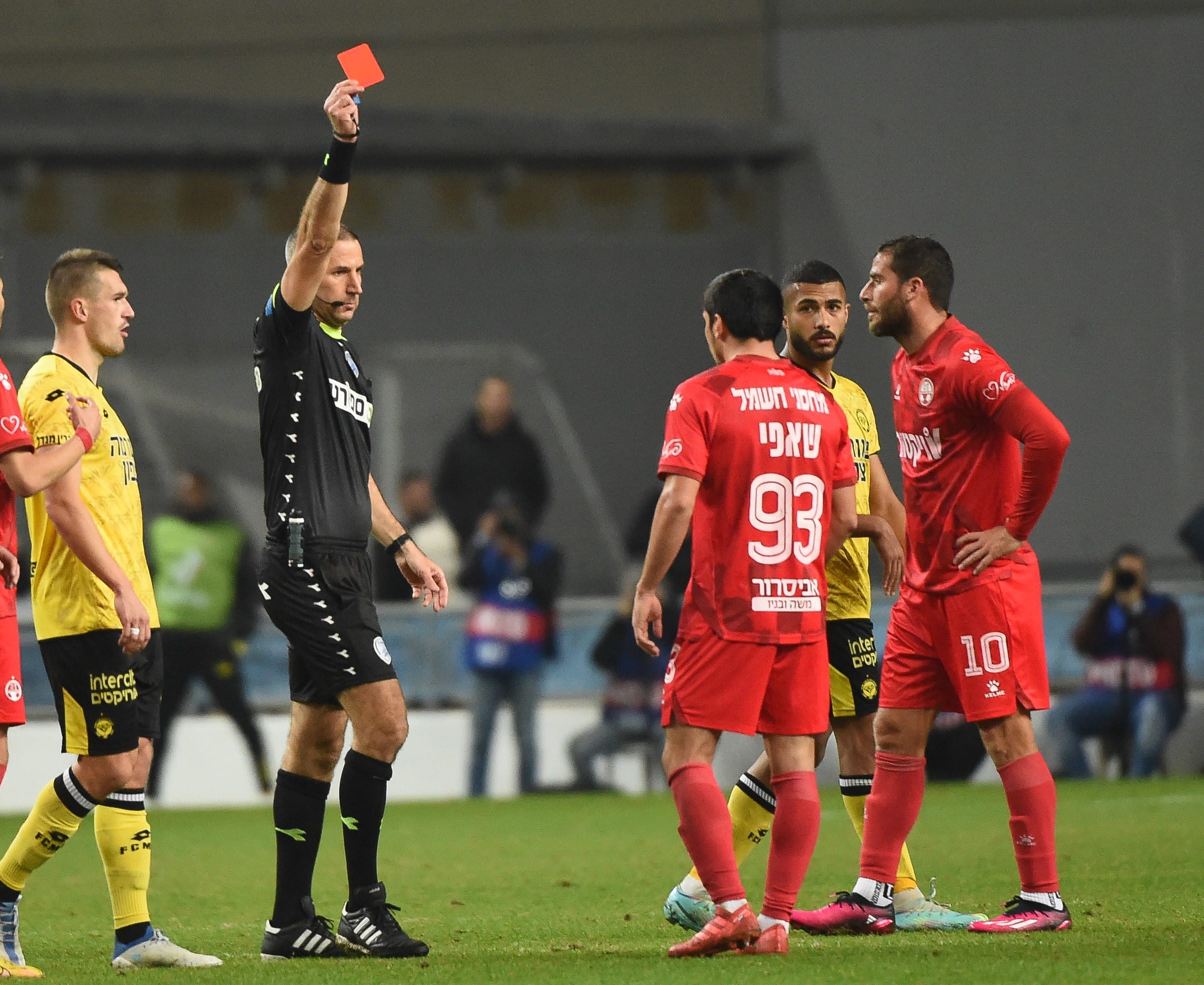 השופט איתן שמואלביץ' שולף כרטיס אדום לעבר שאפי סוליימאנוב שחקן הפועל באר שבע